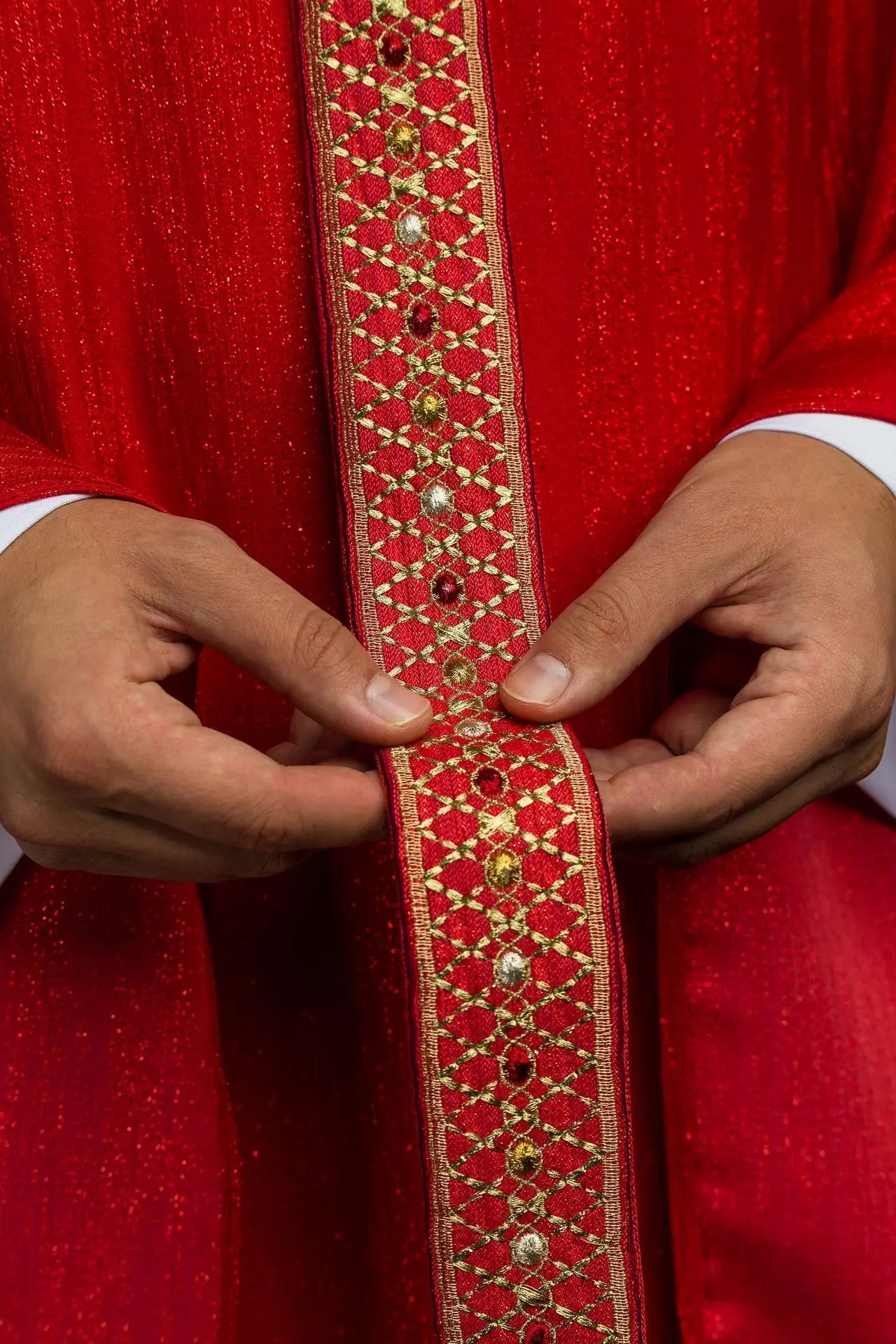 Casulla roja con cinturón y cuello bordados
