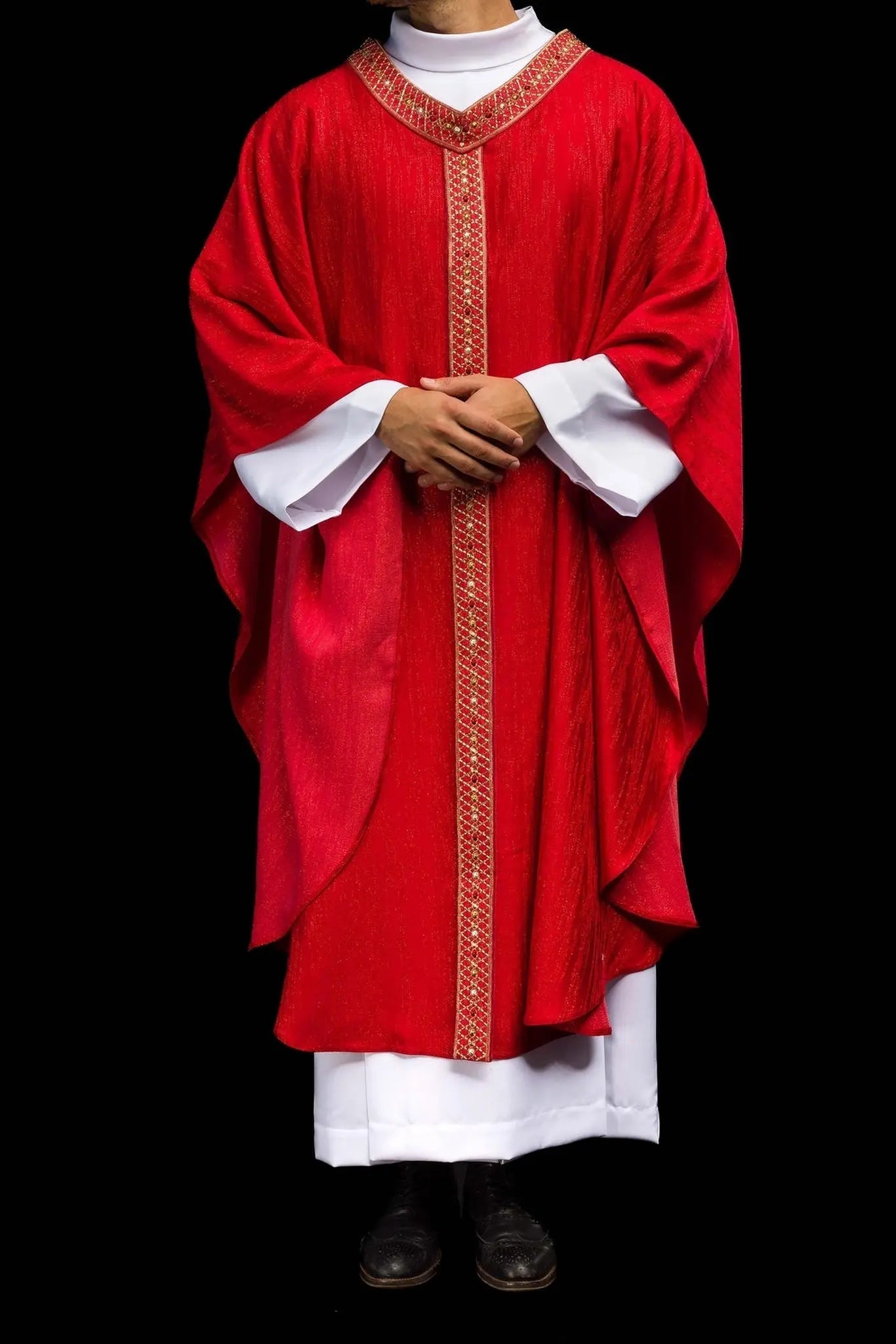 Casulla roja con cinturón y cuello bordados