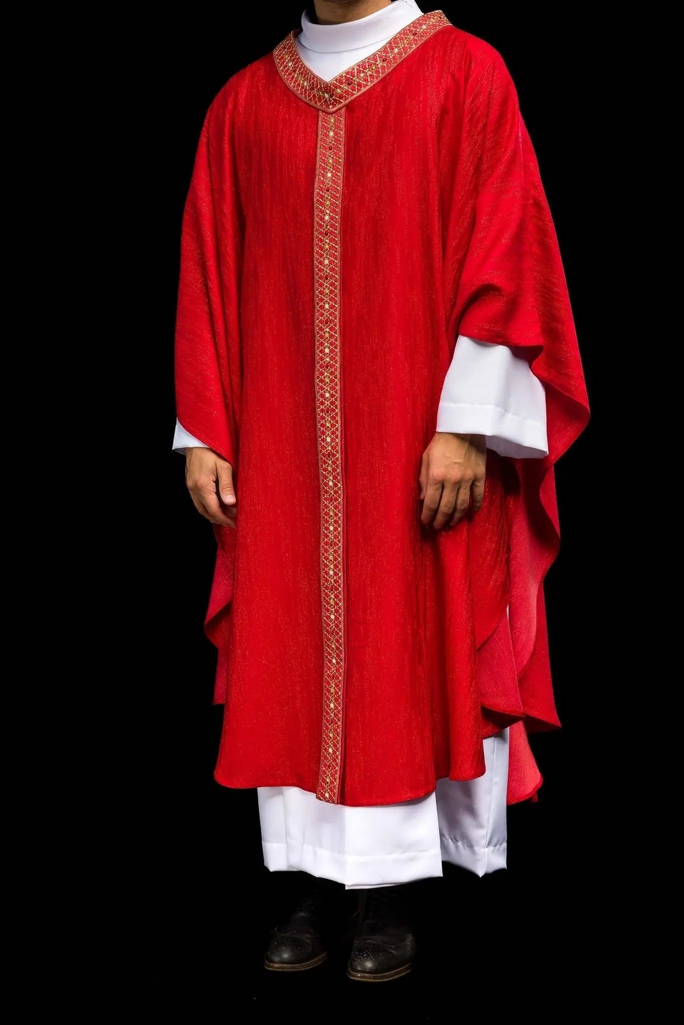 Casulla roja con cinturón y cuello bordados