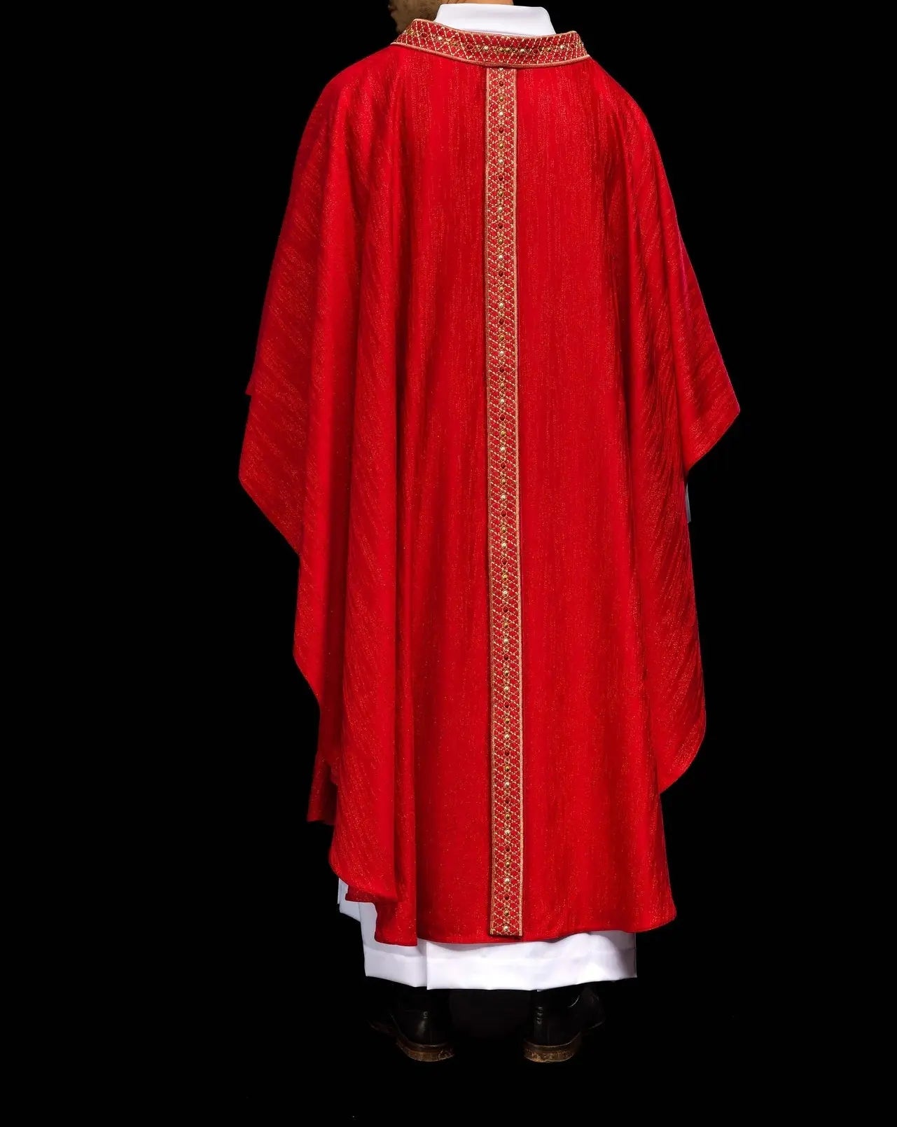Casulla roja con cinturón y cuello bordados