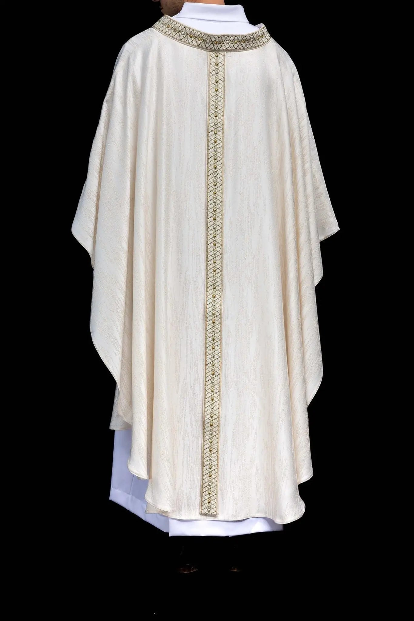 Casulla blanca con cinturón y cuello bordados