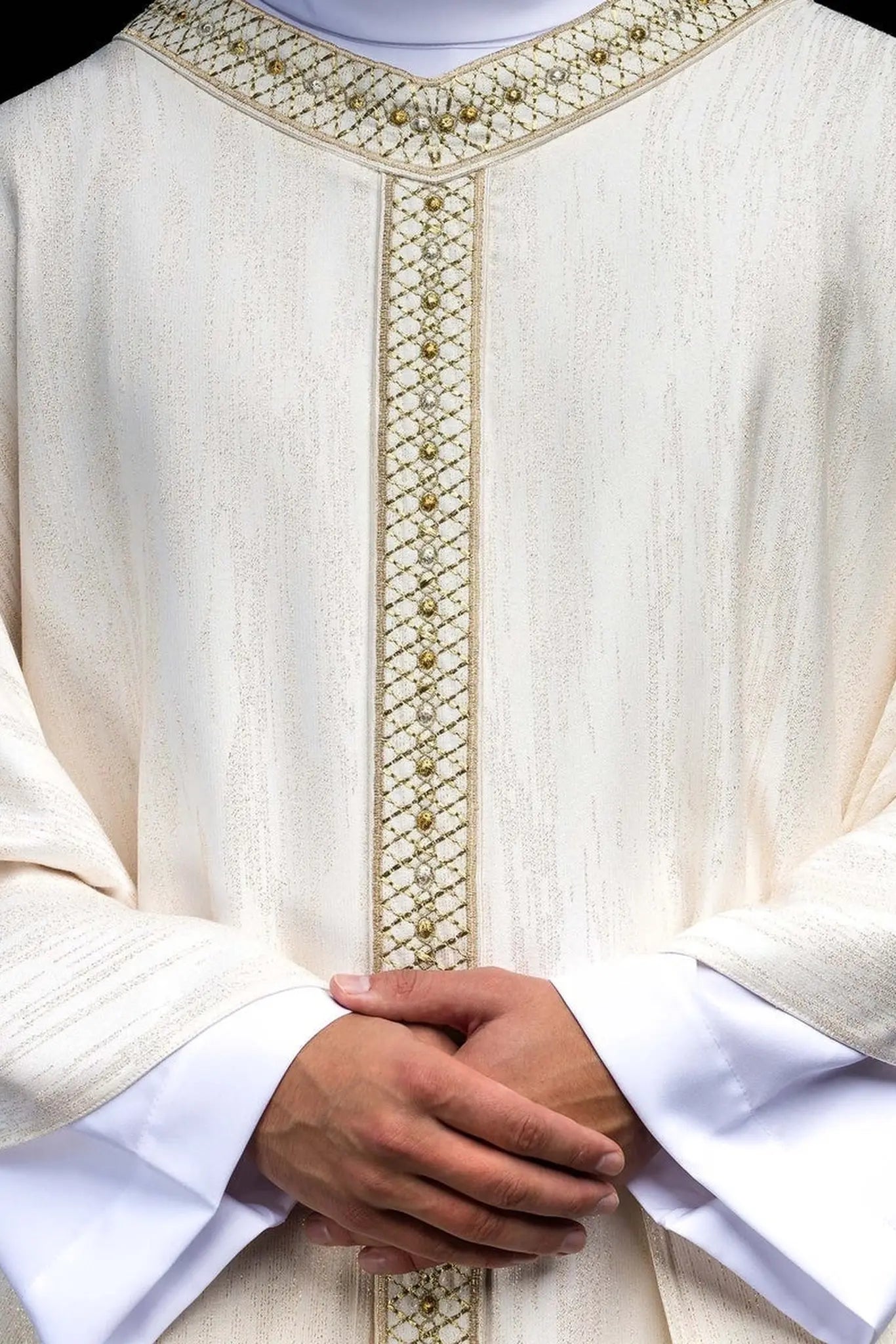 Casulla blanca con cinturón y cuello bordados