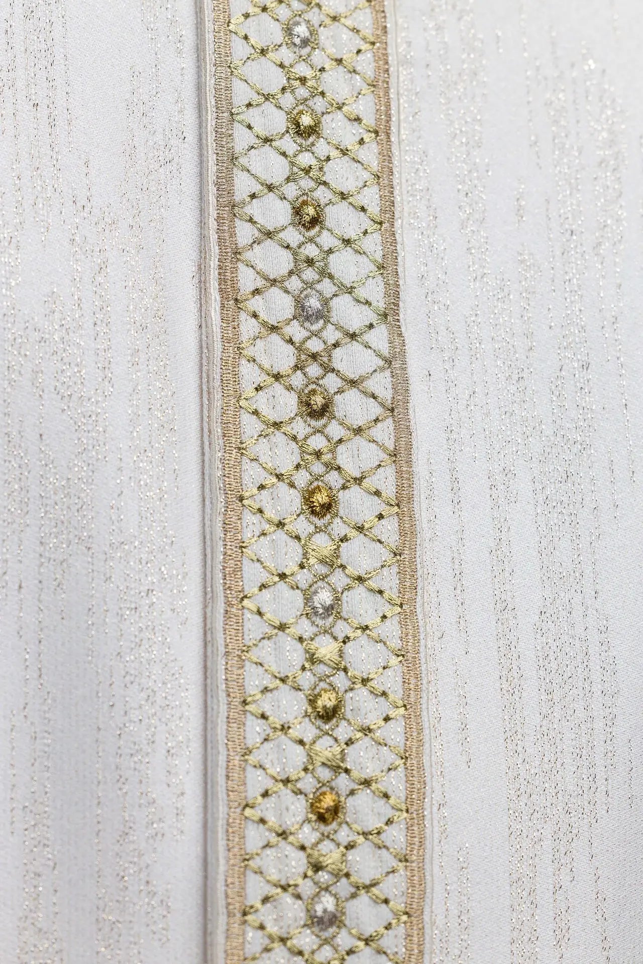 Casulla blanca con cinturón y cuello bordados