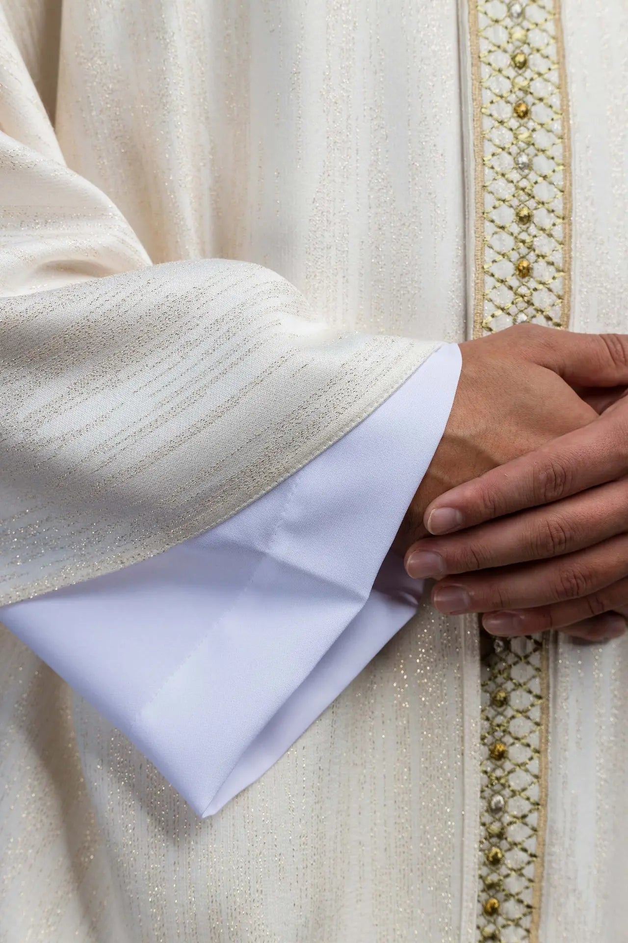 Casulla blanca con cinturón y cuello bordados