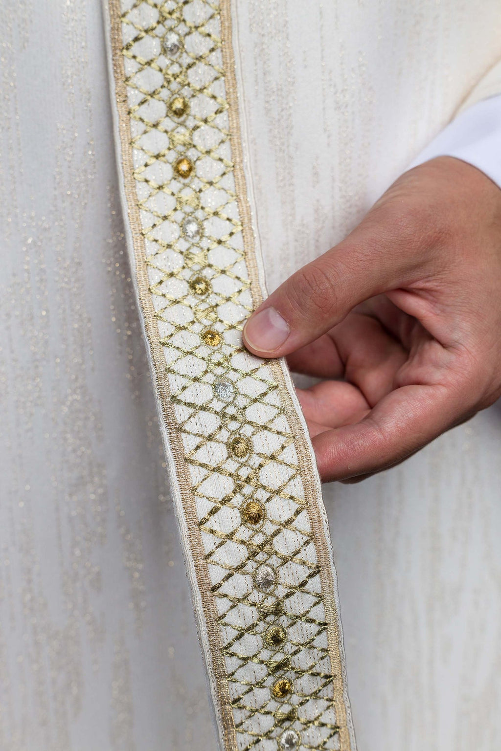 Casulla blanca con cinturón y cuello bordados