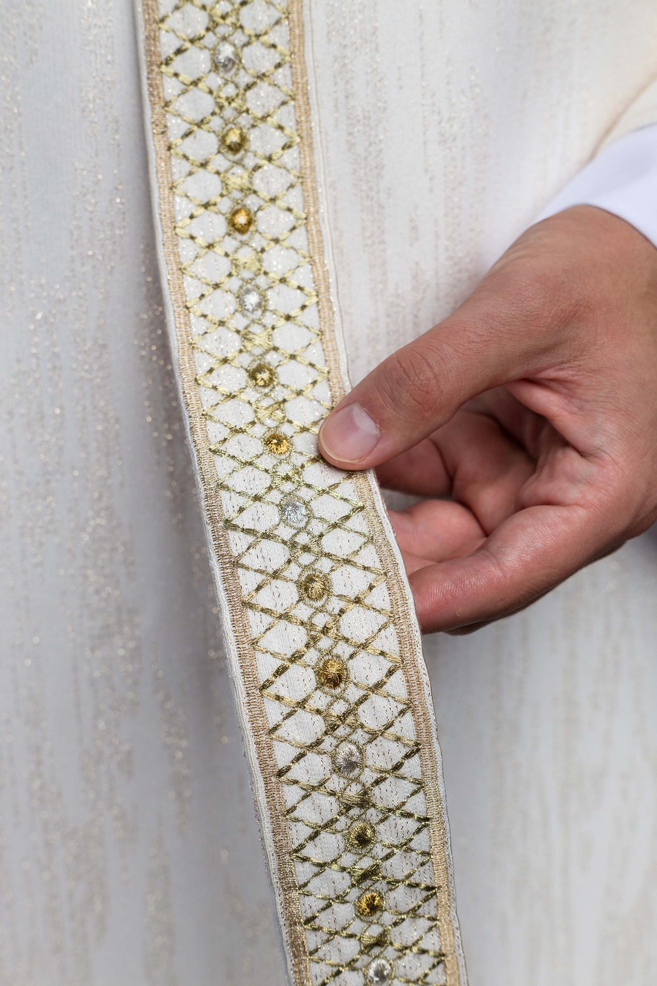 Casulla blanca con cinturón y cuello bordados