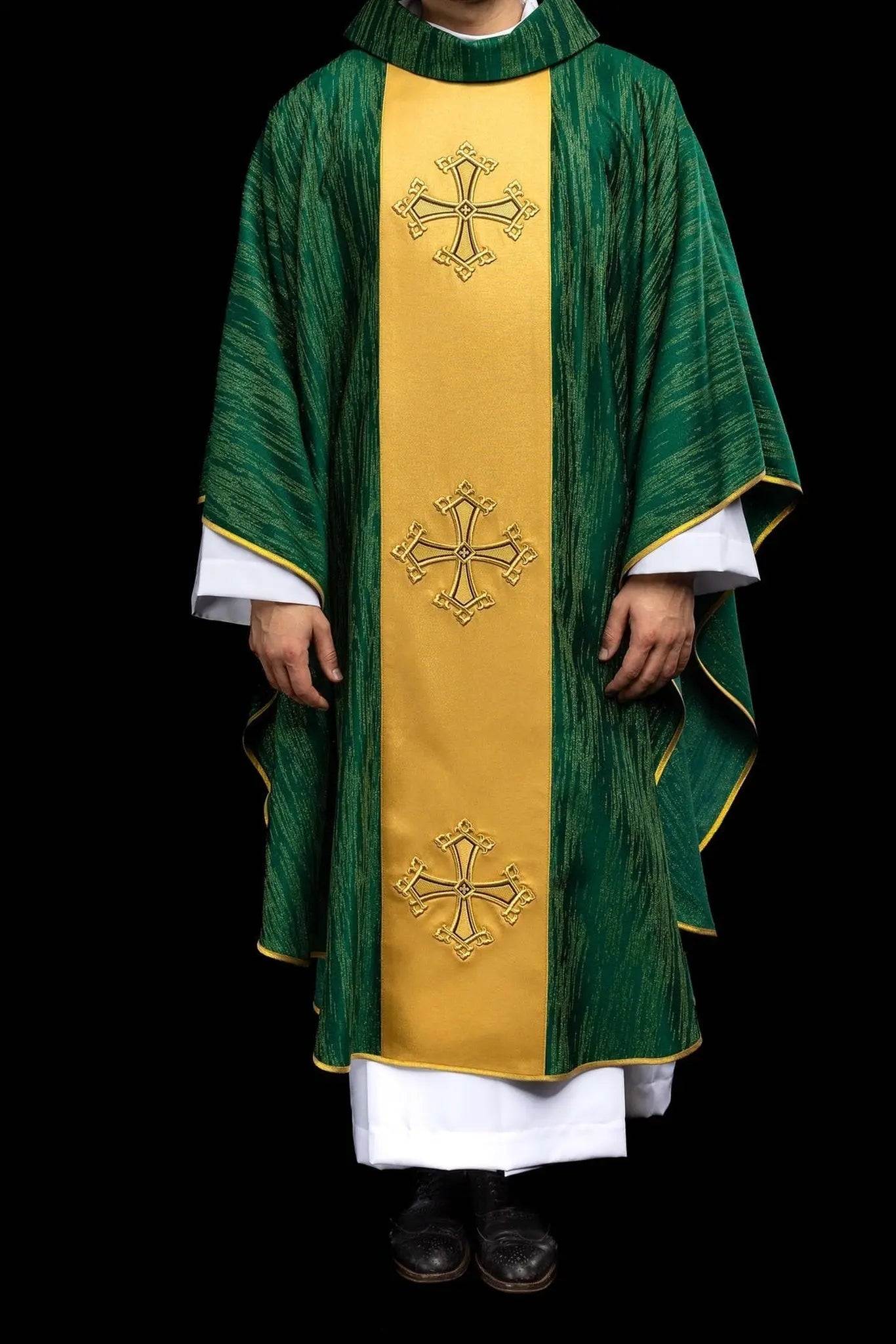 Casulla verde con cruz bordada en orfre decorativo