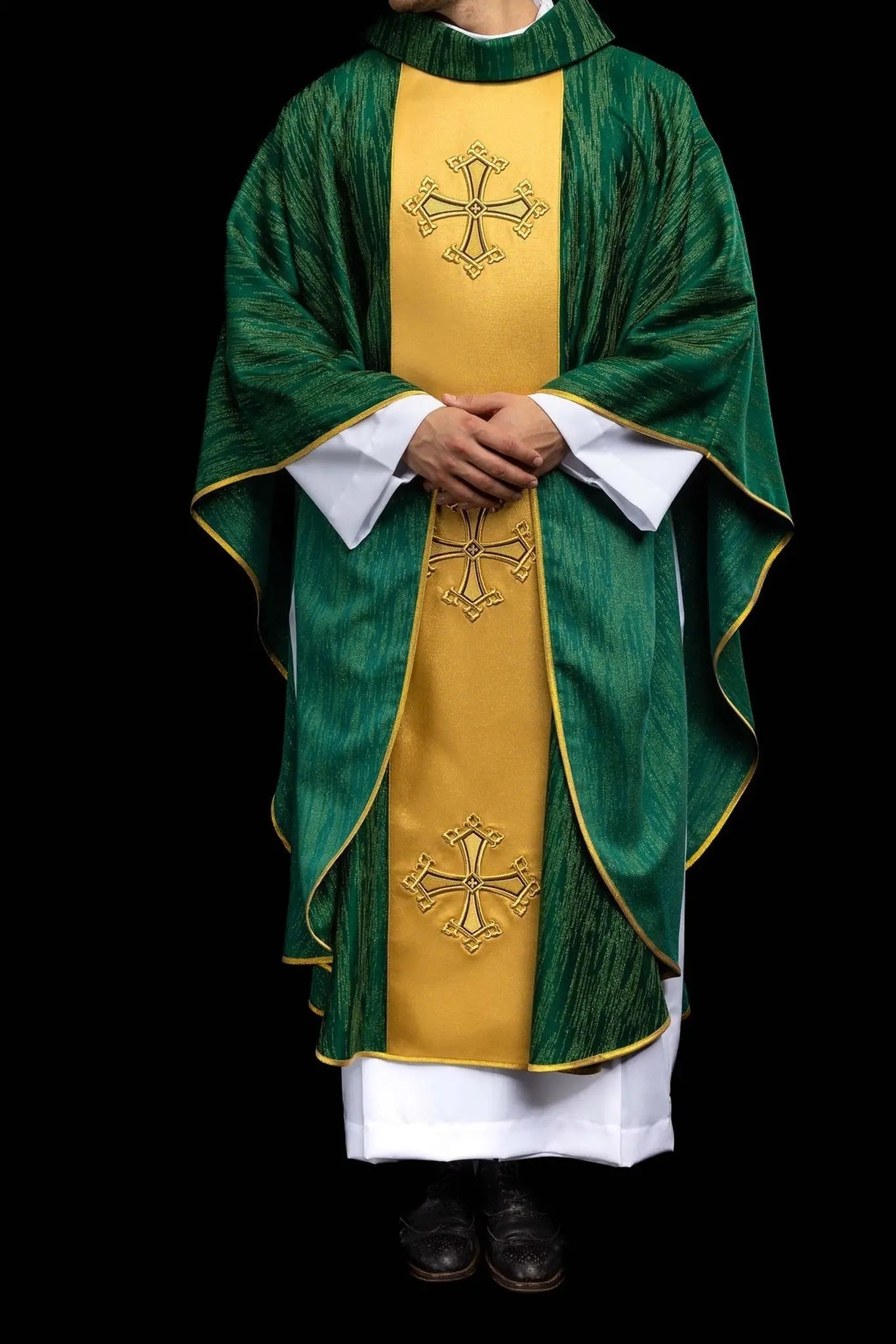 Casulla verde con cruz bordada en orfre decorativo