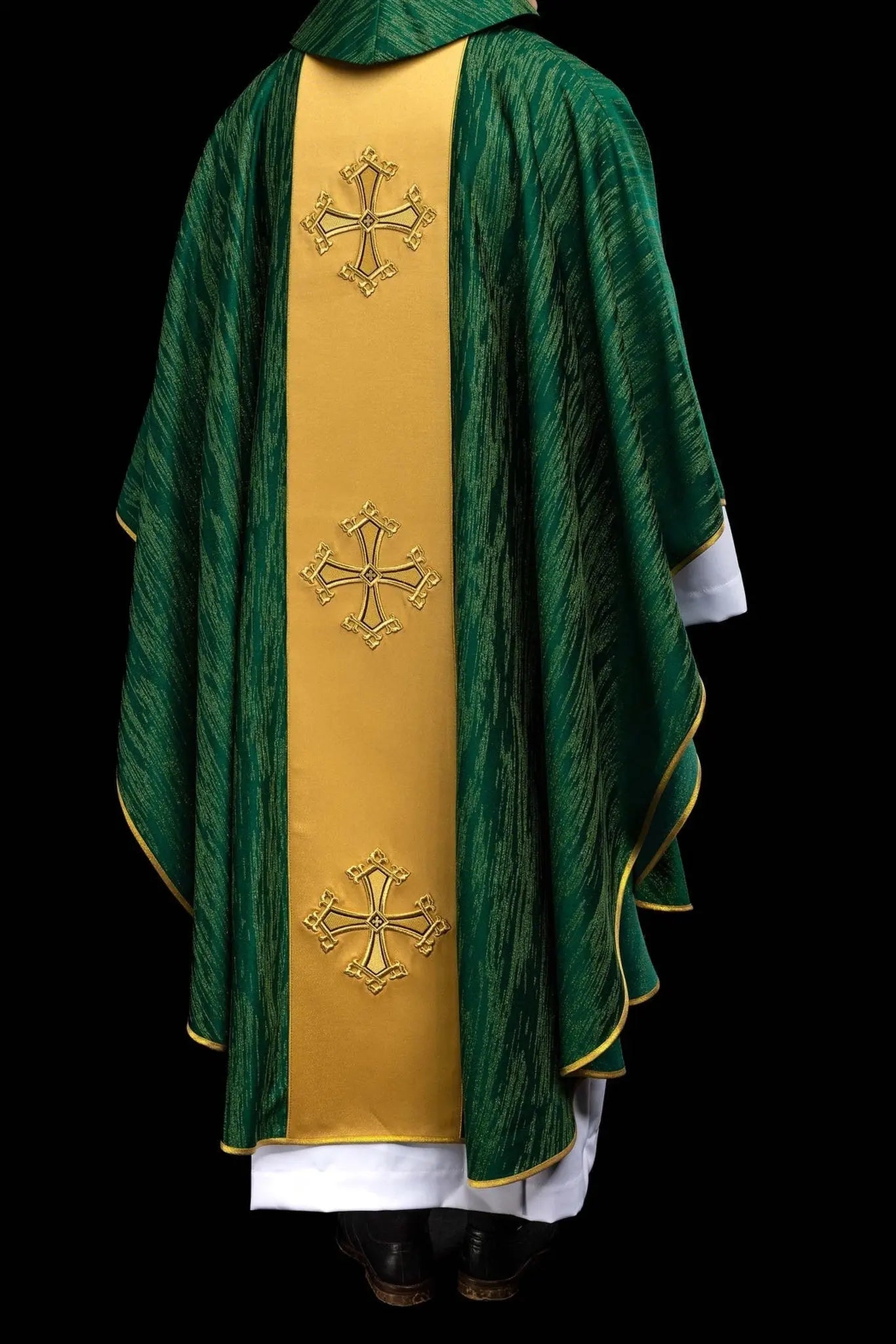 Casulla verde con cruz bordada en orfre decorativo