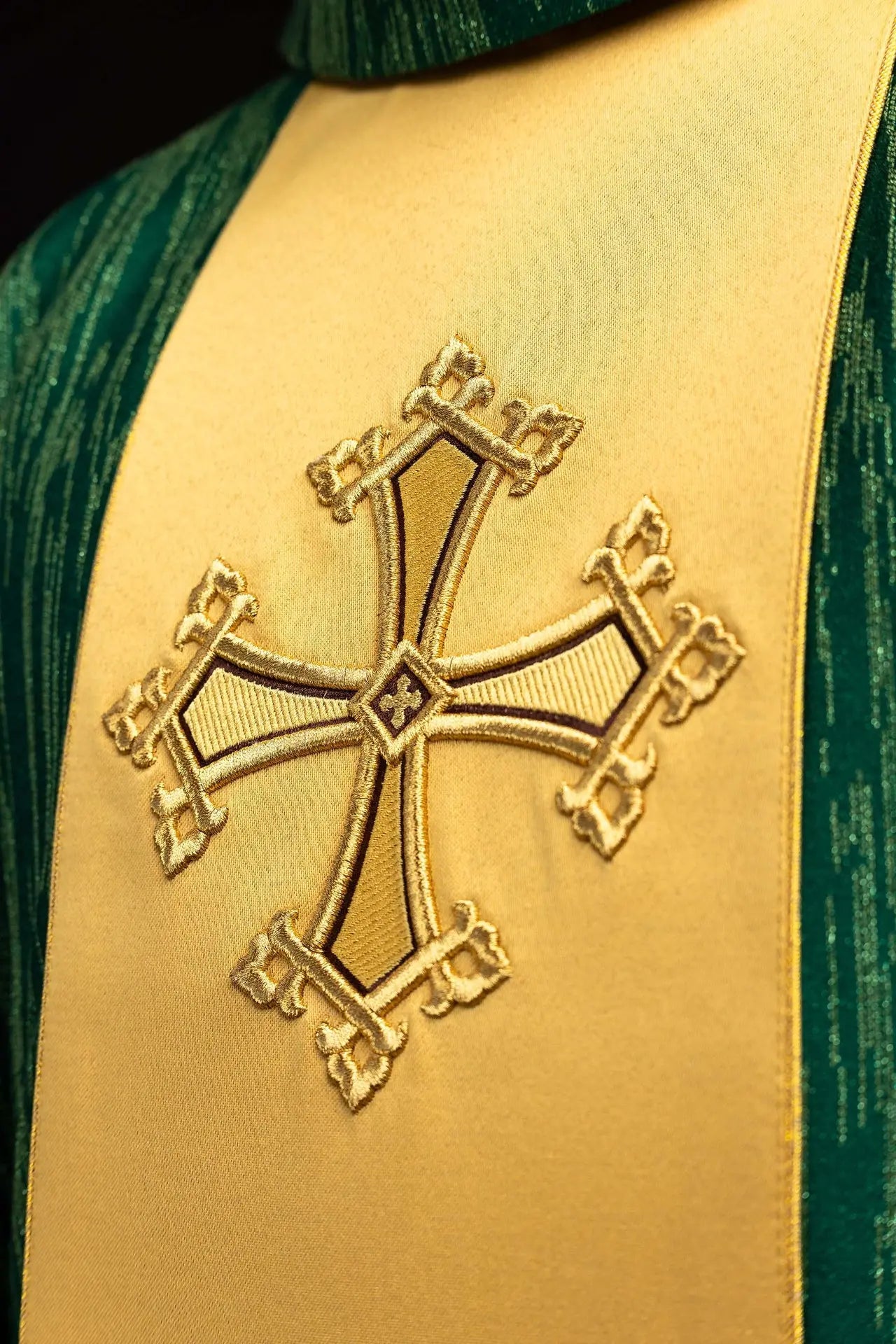 Casulla verde con cruz bordada en orfre decorativo