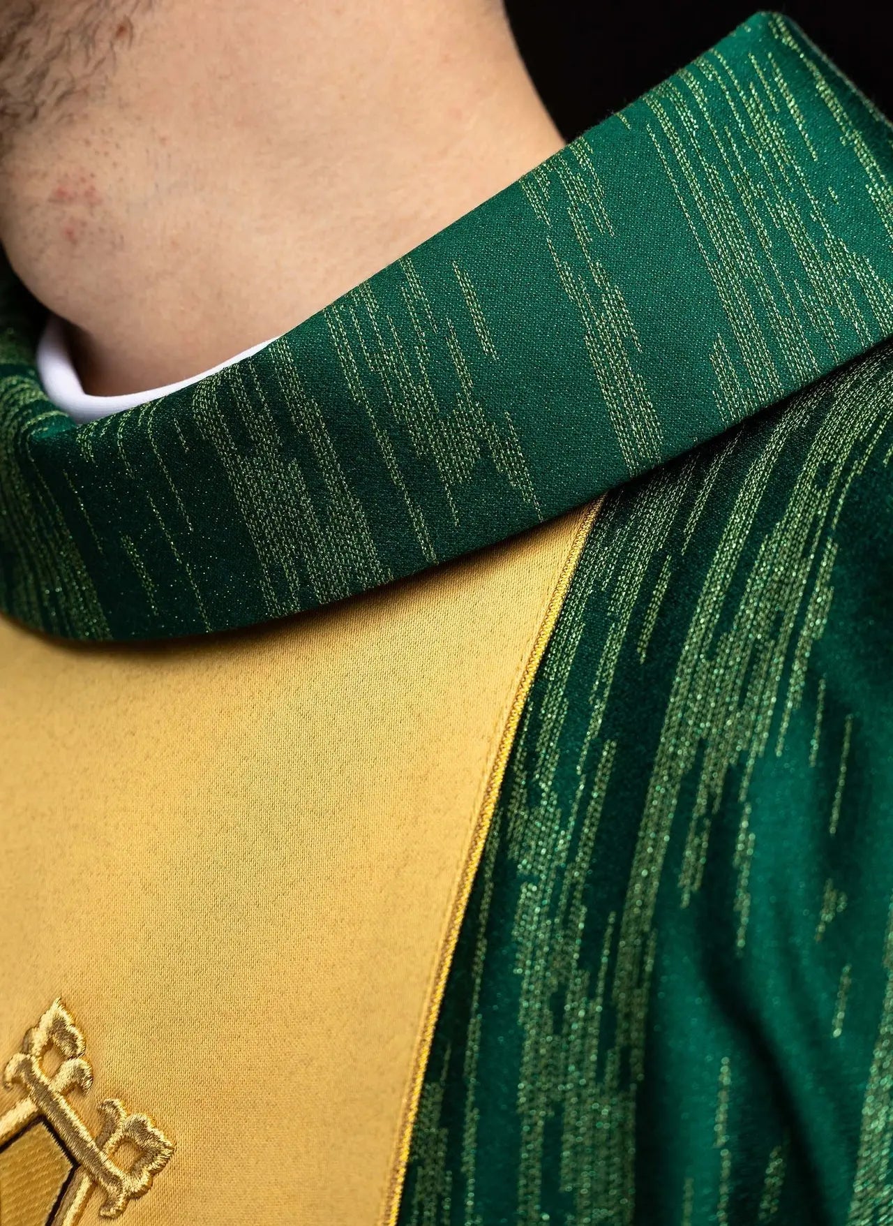 Casulla verde con cruz bordada en orfre decorativo