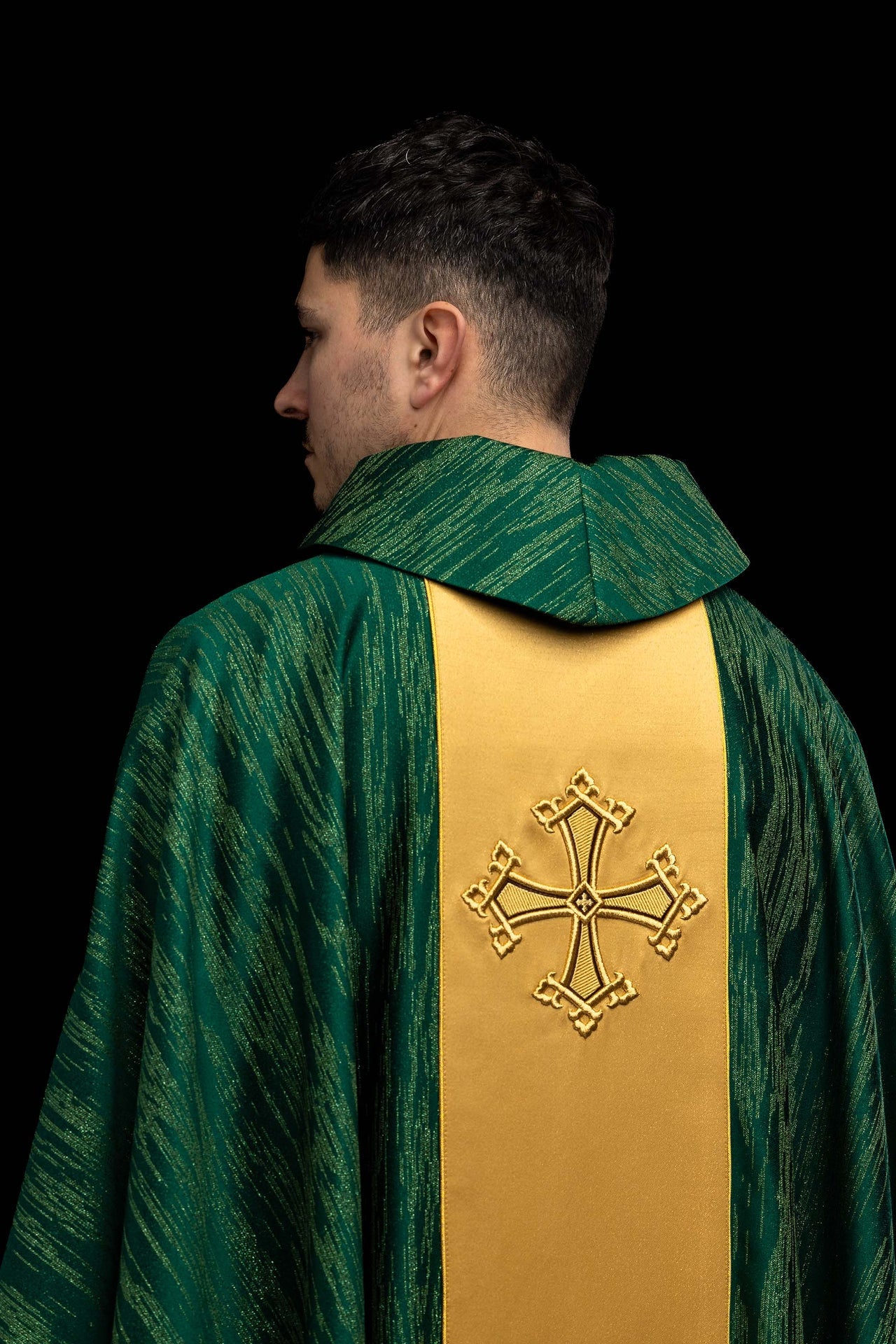 Zielony ornat z haftowanym motywem krzyża z pasem na ozdobnej tkaninie - ORNATY.PL