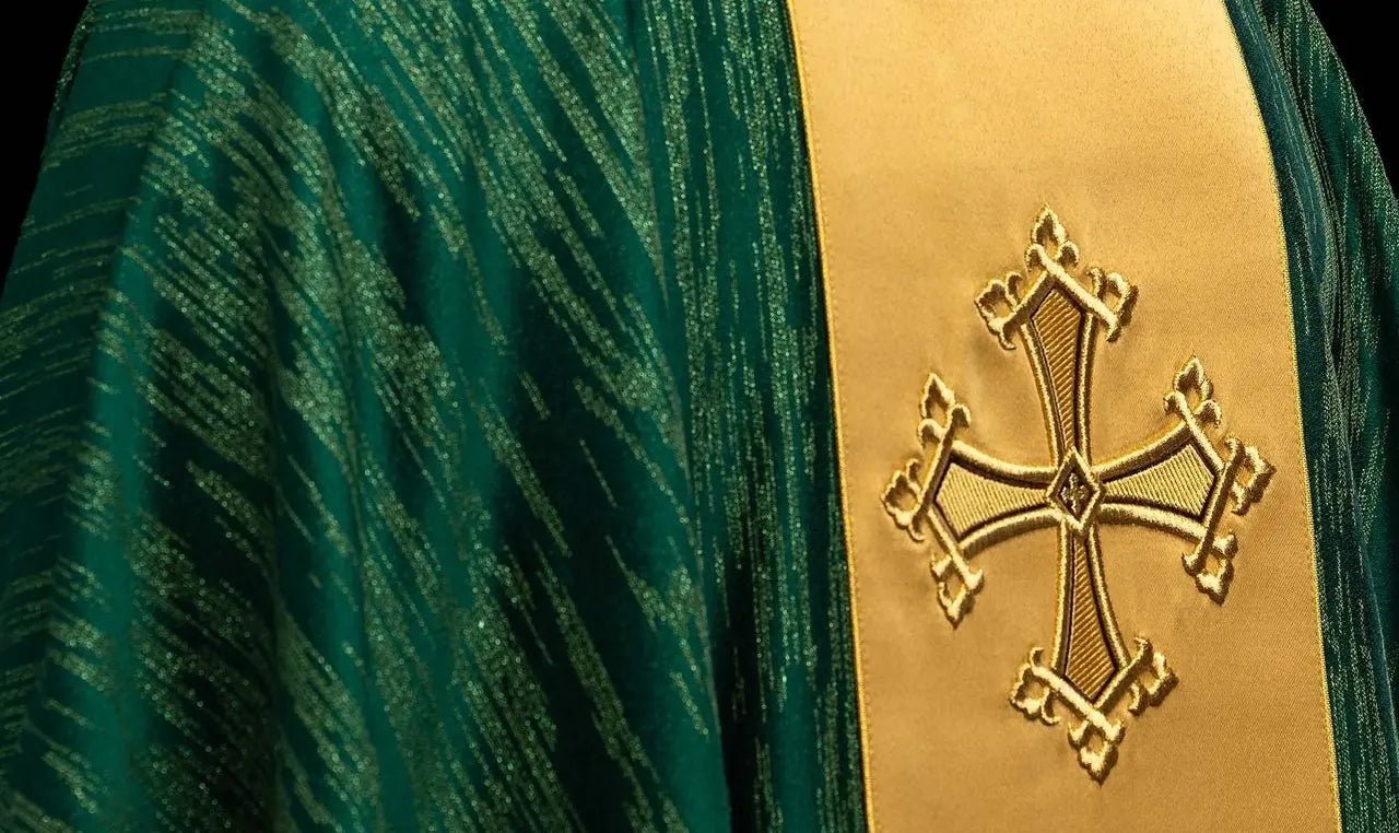 Casulla verde con cruz bordada en orfre decorativo