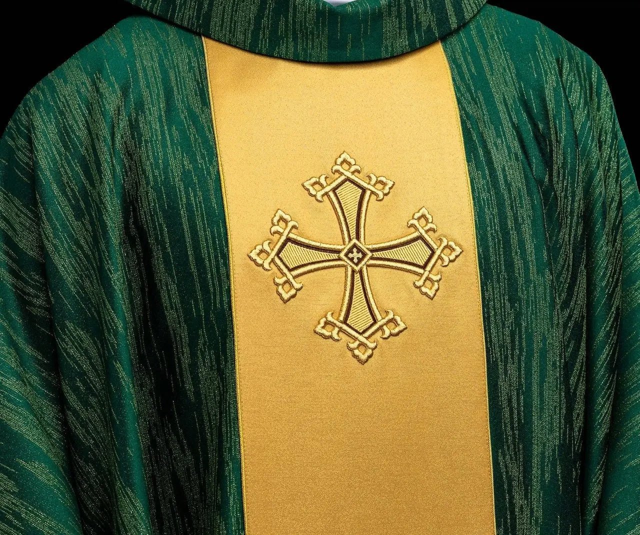 Casulla verde con cruz bordada en orfre decorativo