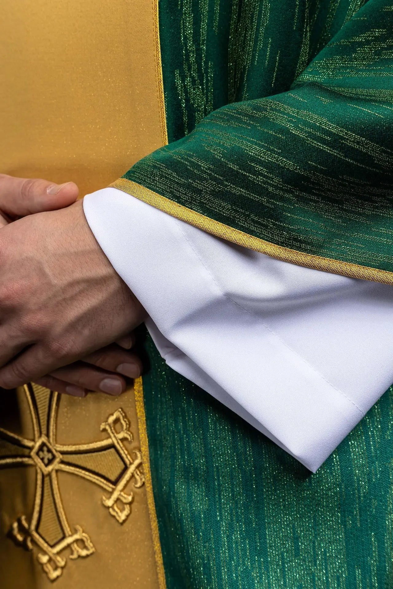 Casulla verde con cruz bordada en orfre decorativo