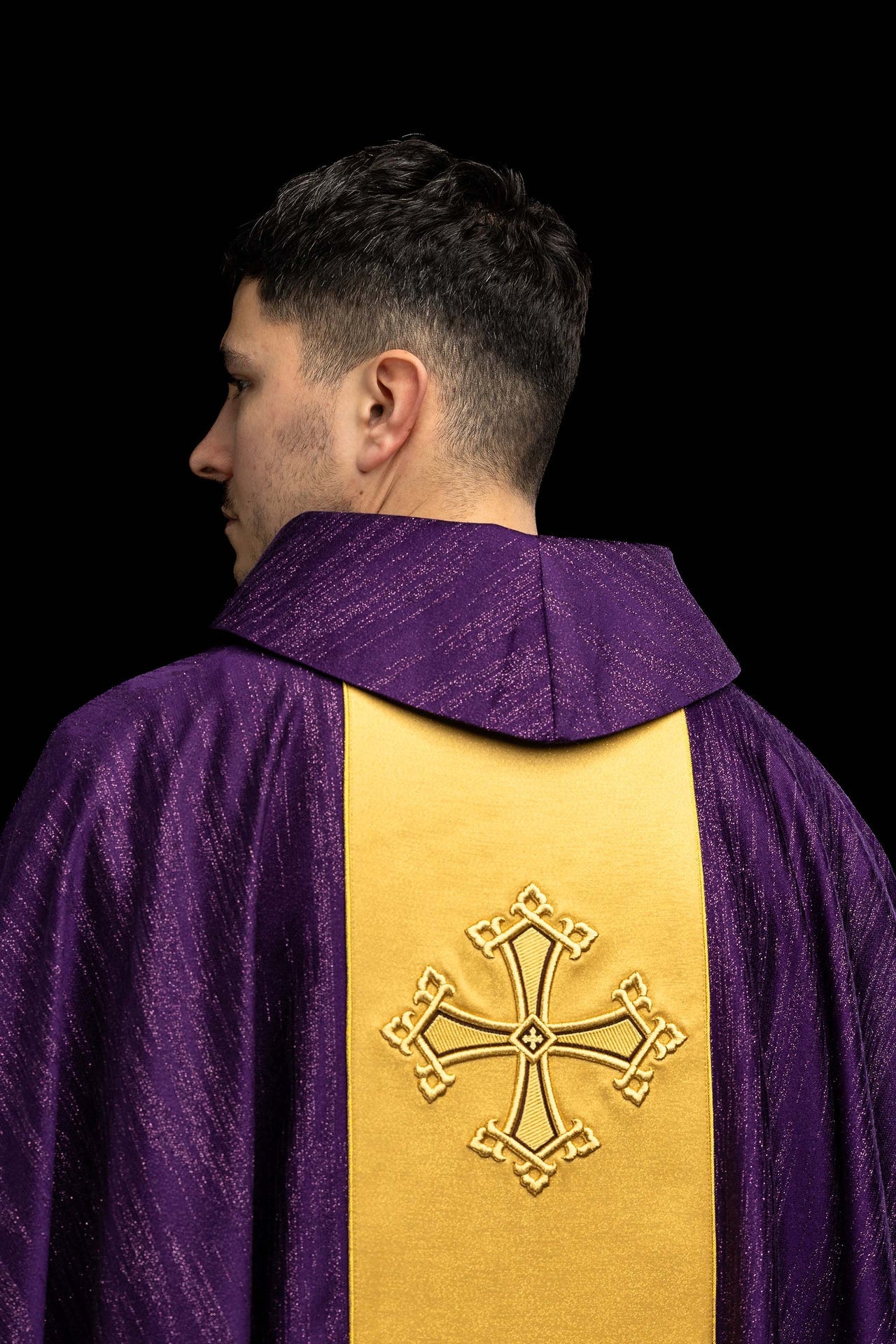 Fioletowy ornat z haftowanym motywem krzyża z pasem na ozdobnej tkaninie - ORNATY.PL