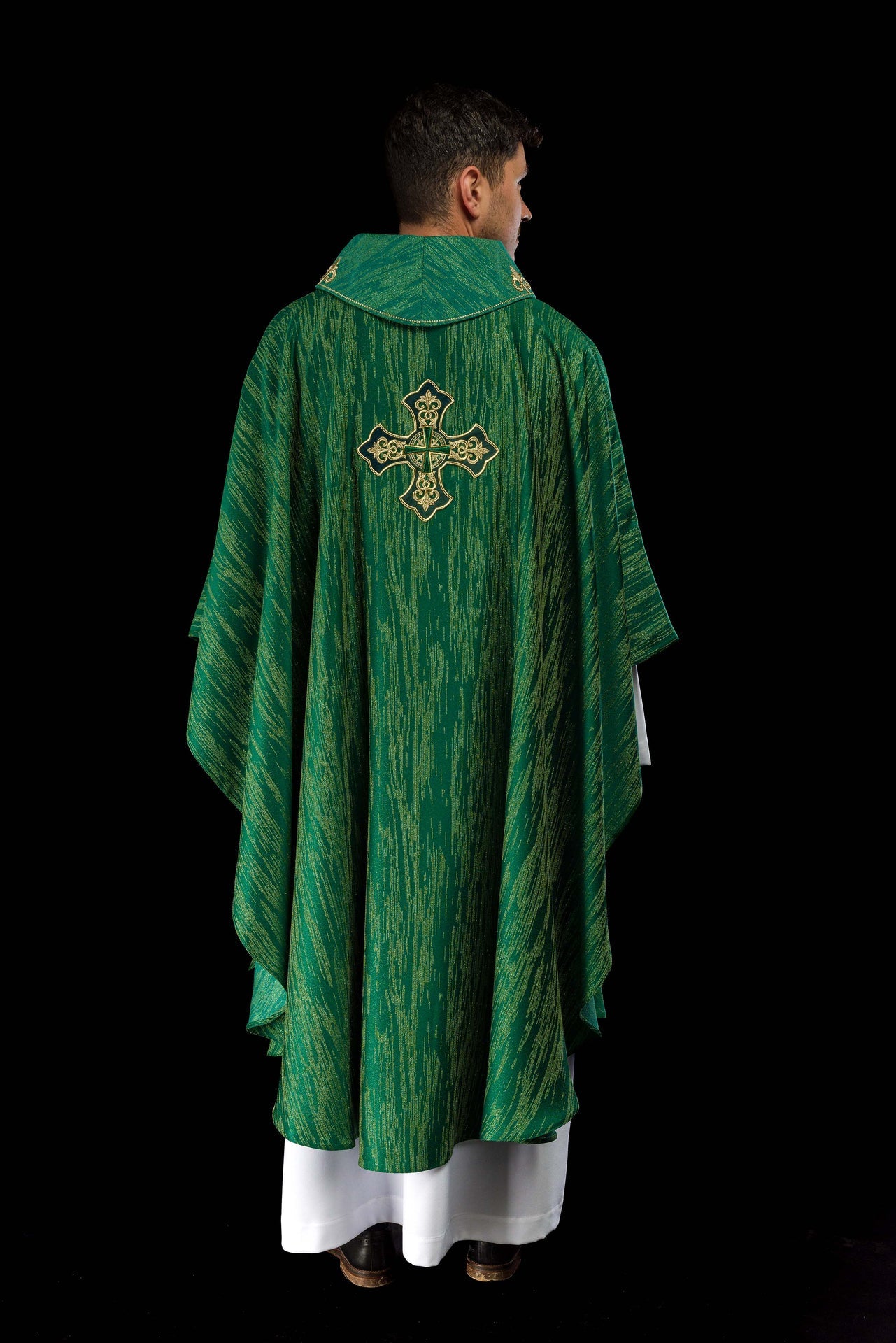 Zielony ornat z haftowanym motywem krzyża na ozdobnej tkaninie - ORNATY.PL