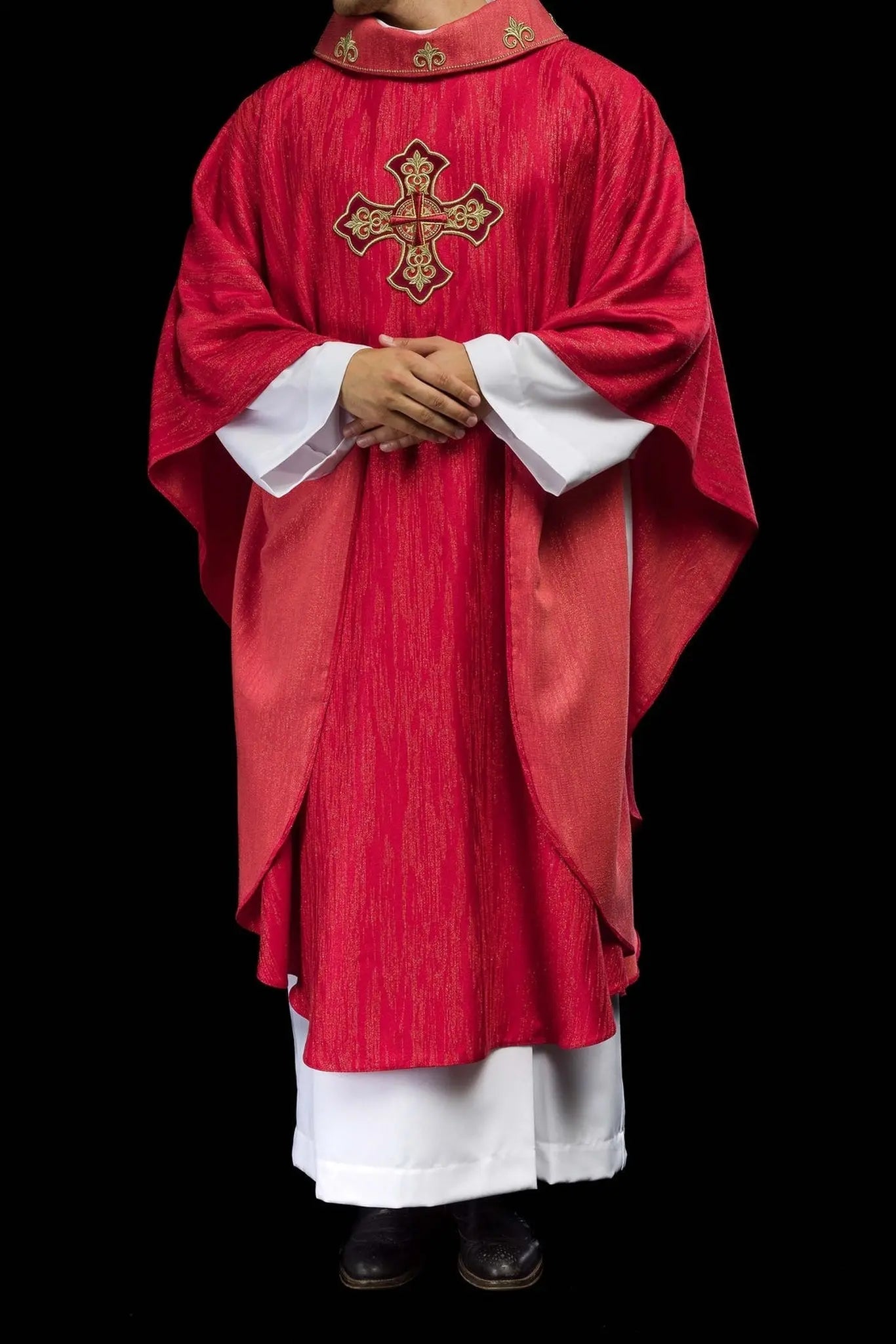 Casulla roja con motivo de cruz bordada en tela decorativa