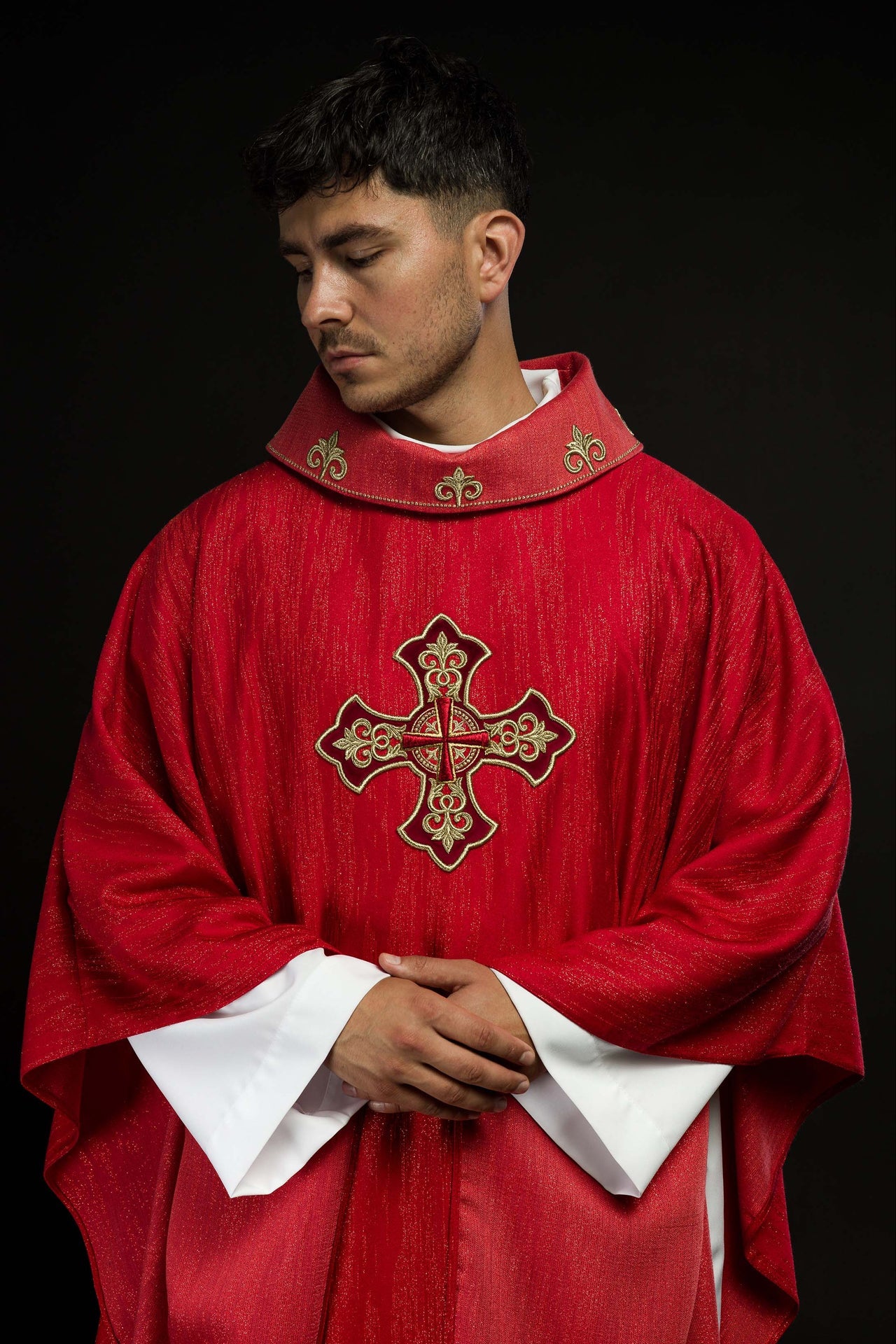 Czerwony ornat z haftowanym motywem krzyża na ozdobnej tkaninie - ORNATY.PL