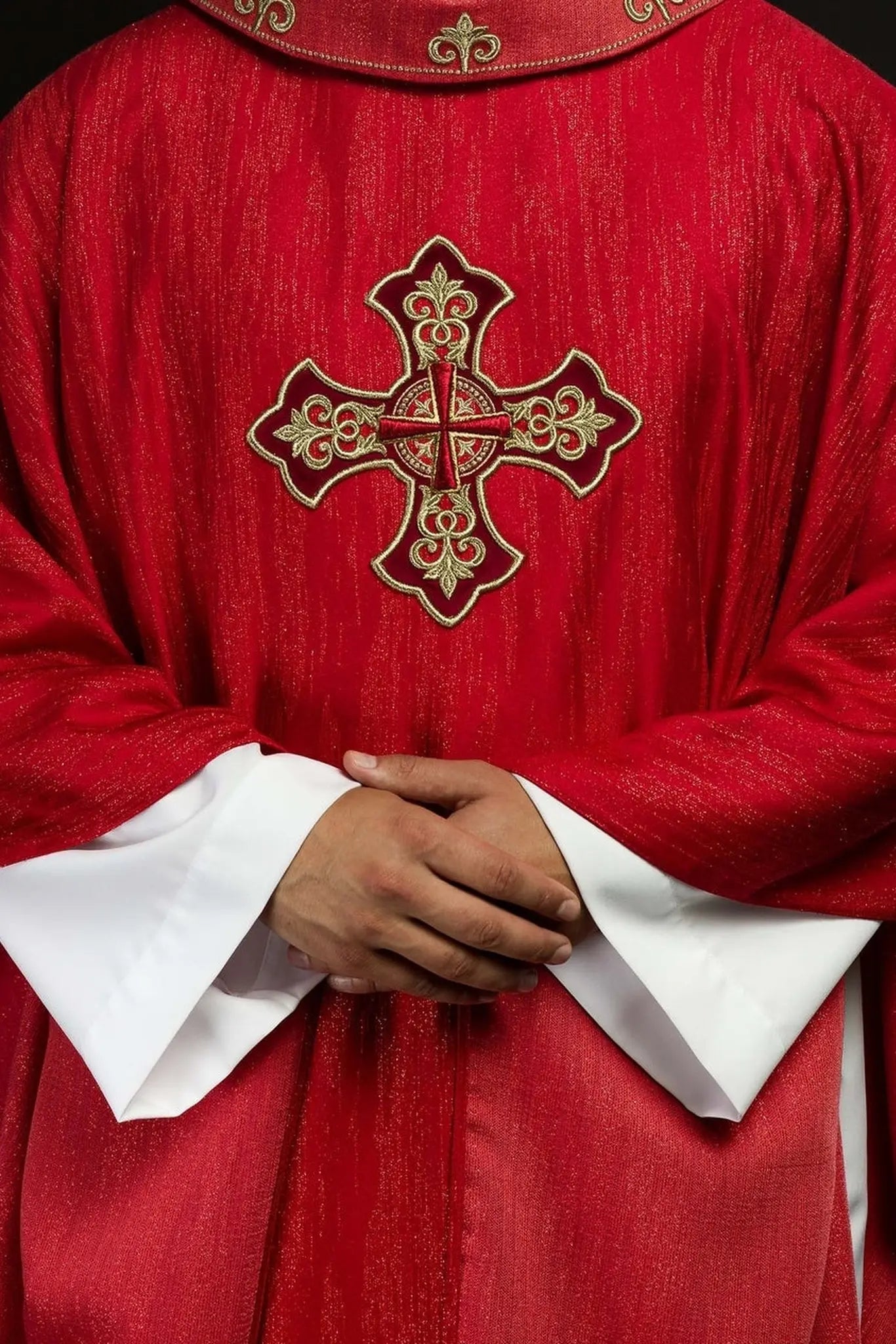 Casulla roja con motivo de cruz bordada en tela decorativa