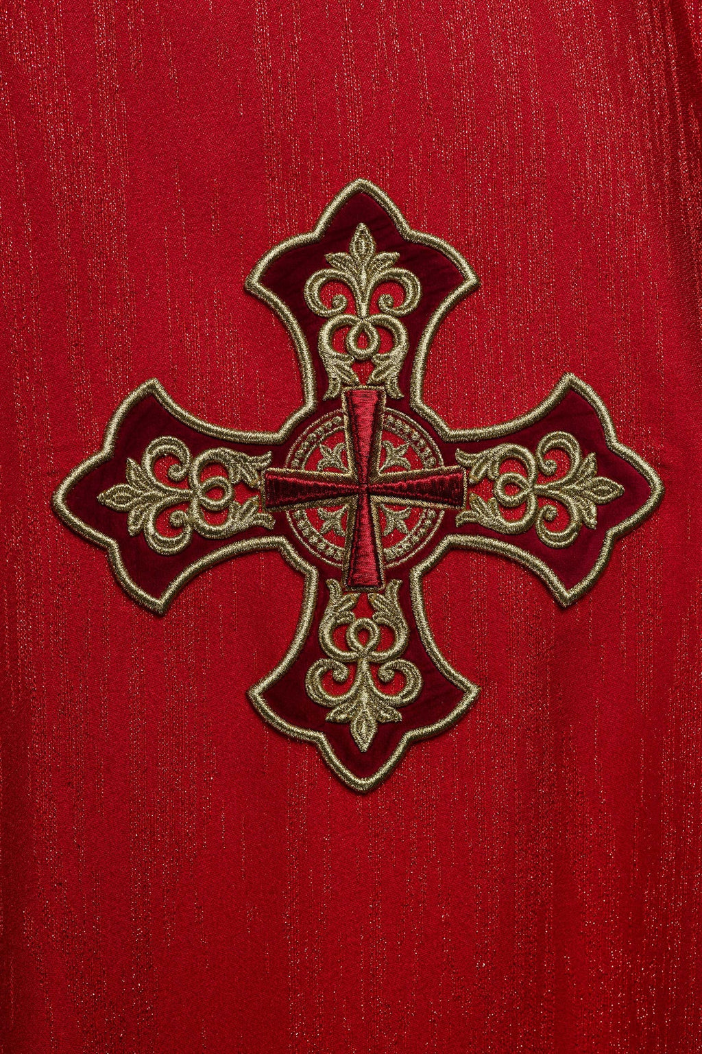 Czerwony ornat z haftowanym motywem krzyża na ozdobnej tkaninie - ORNATY.PL