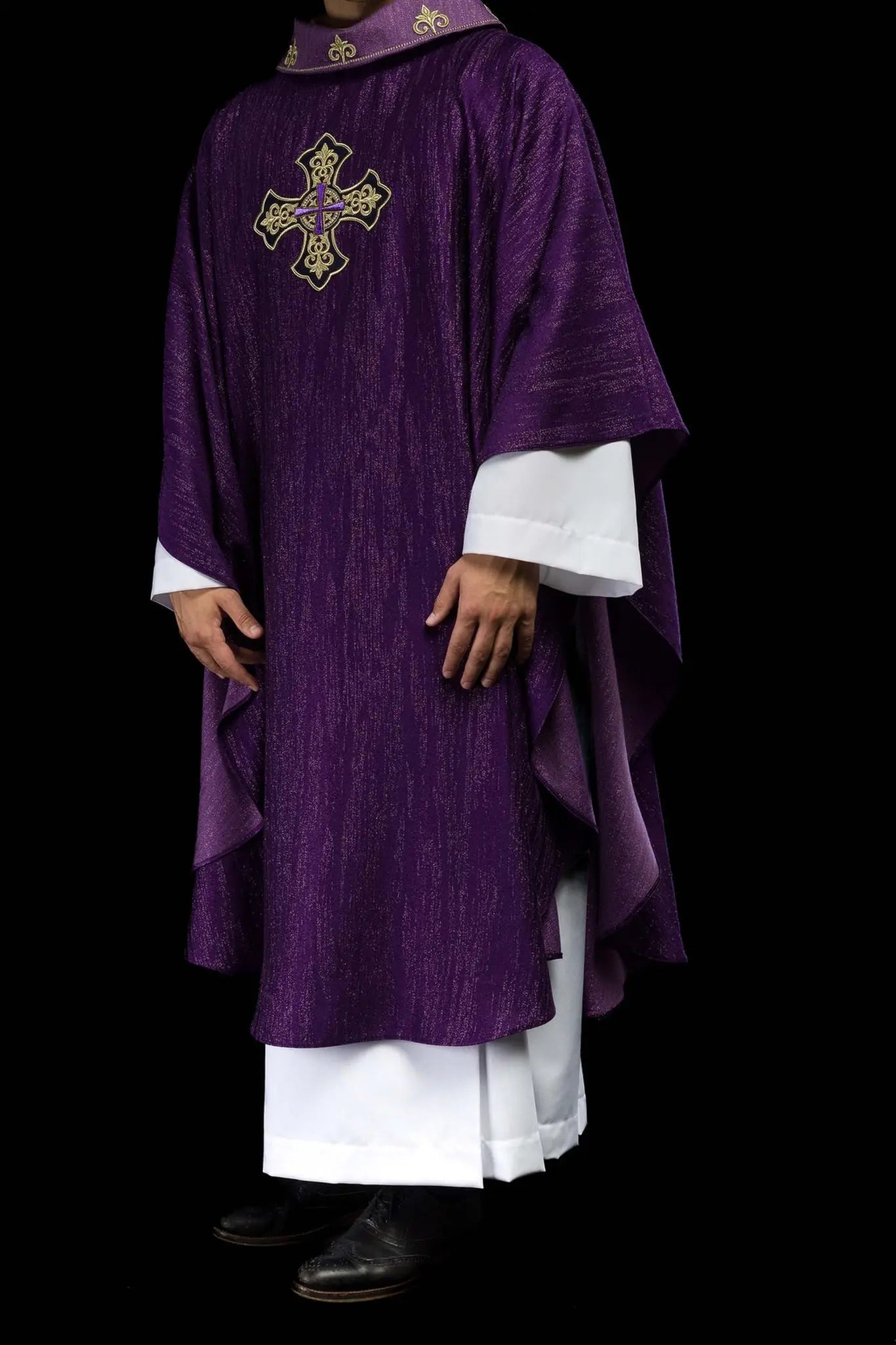 Casulla púrpura con motivo de cruz bordada en tela decorativa
