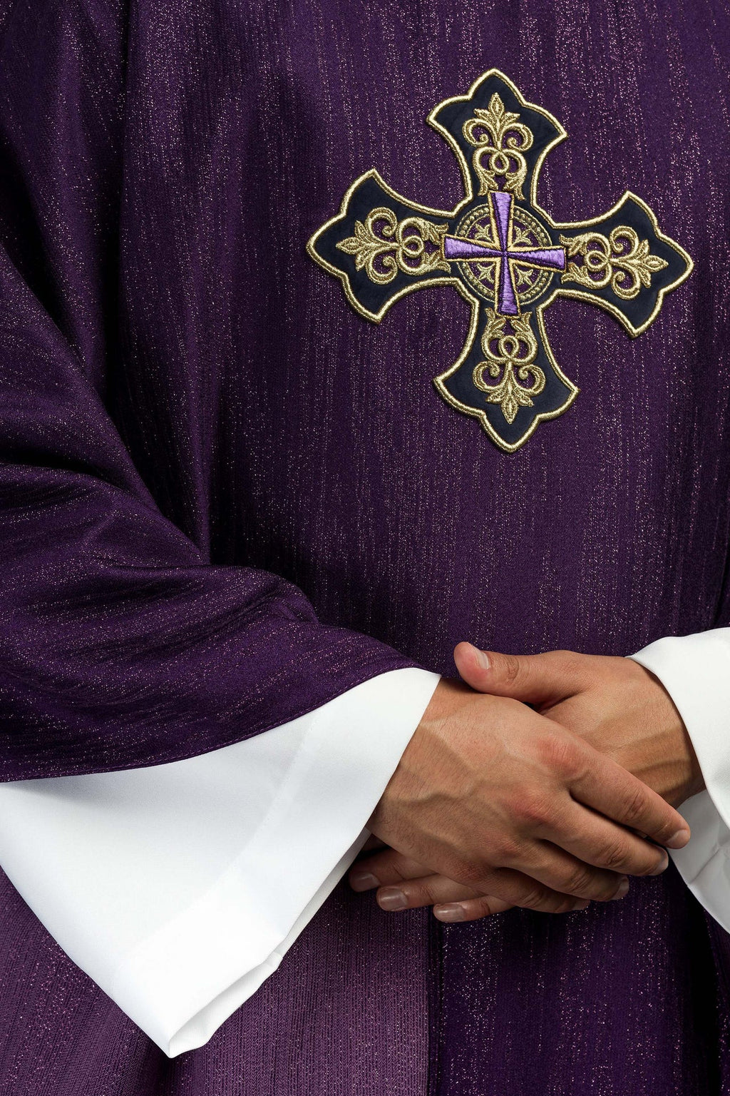 Fioletowy ornat z haftowanym motywem krzyża na ozdobnej tkaninie - ORNATY.PL