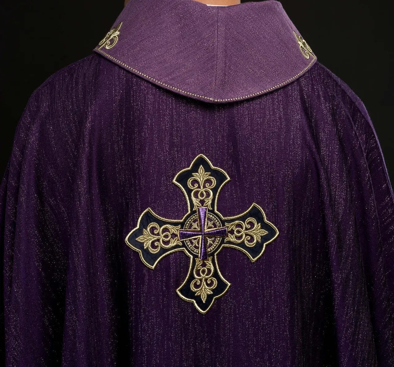 Casulla púrpura con motivo de cruz bordada en tela decorativa