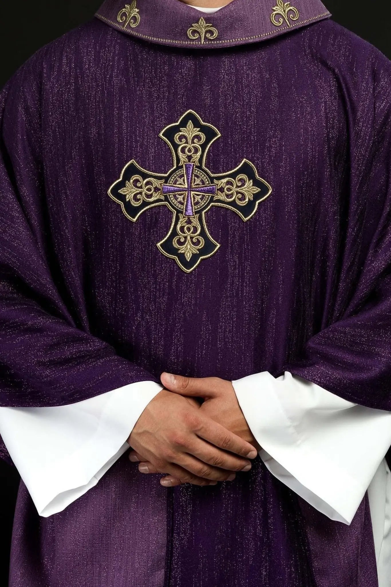 Casulla púrpura con motivo de cruz bordada en tela decorativa