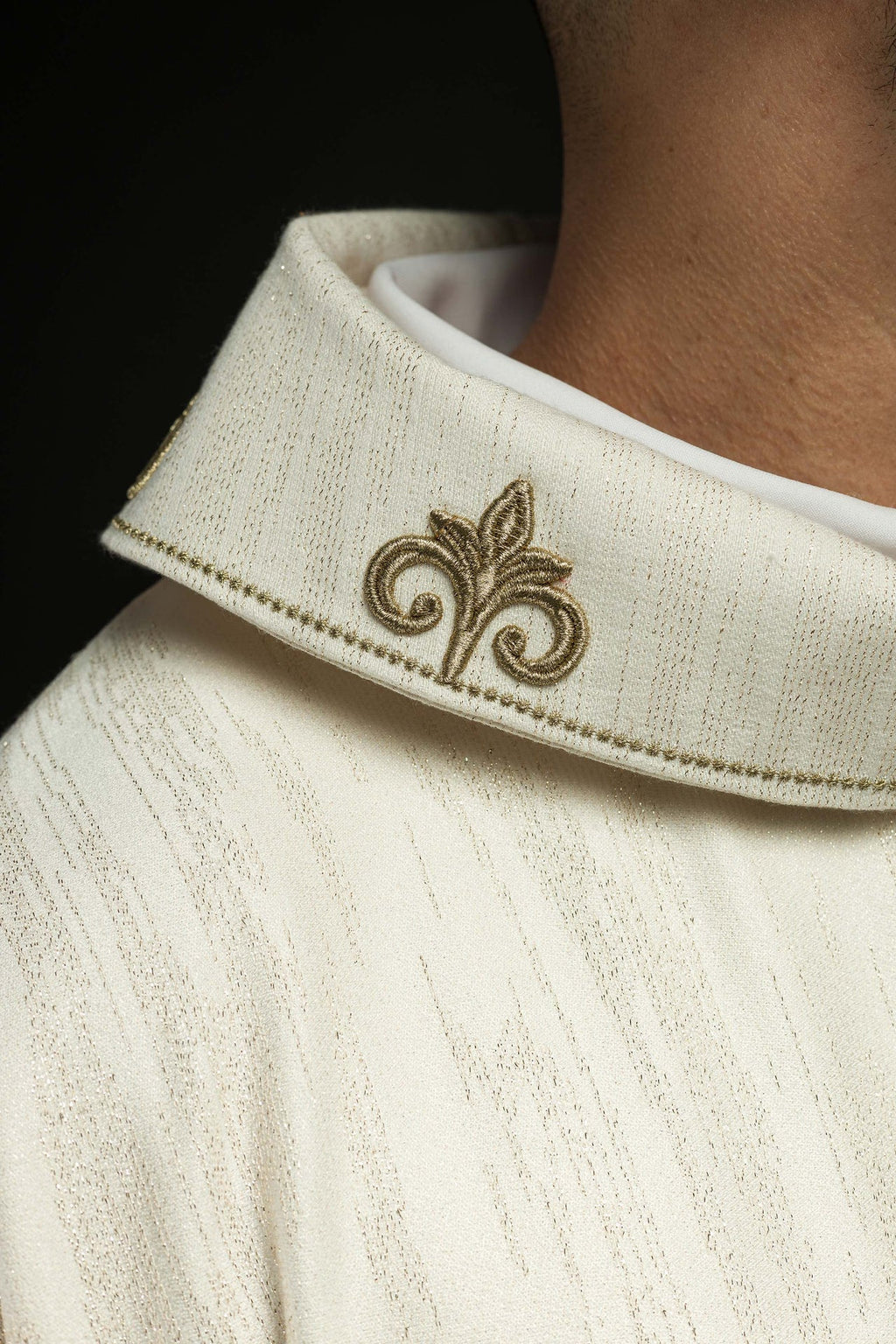 Ecru ornat z haftowanym motywem krzyża na ozdobnej tkaninie - ORNATY.PL