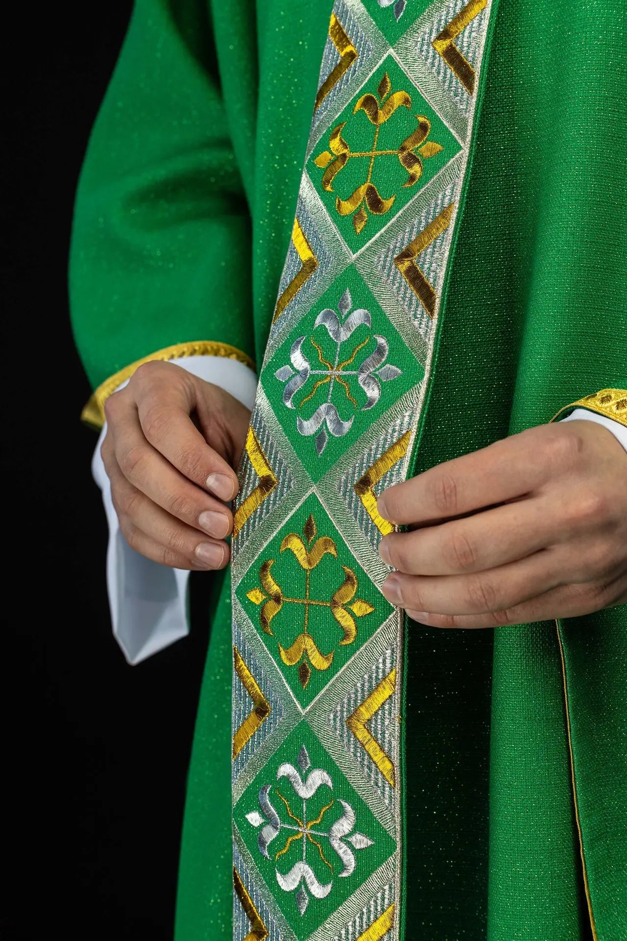 Conjunto de Casulla Verde con Orfray Bordado