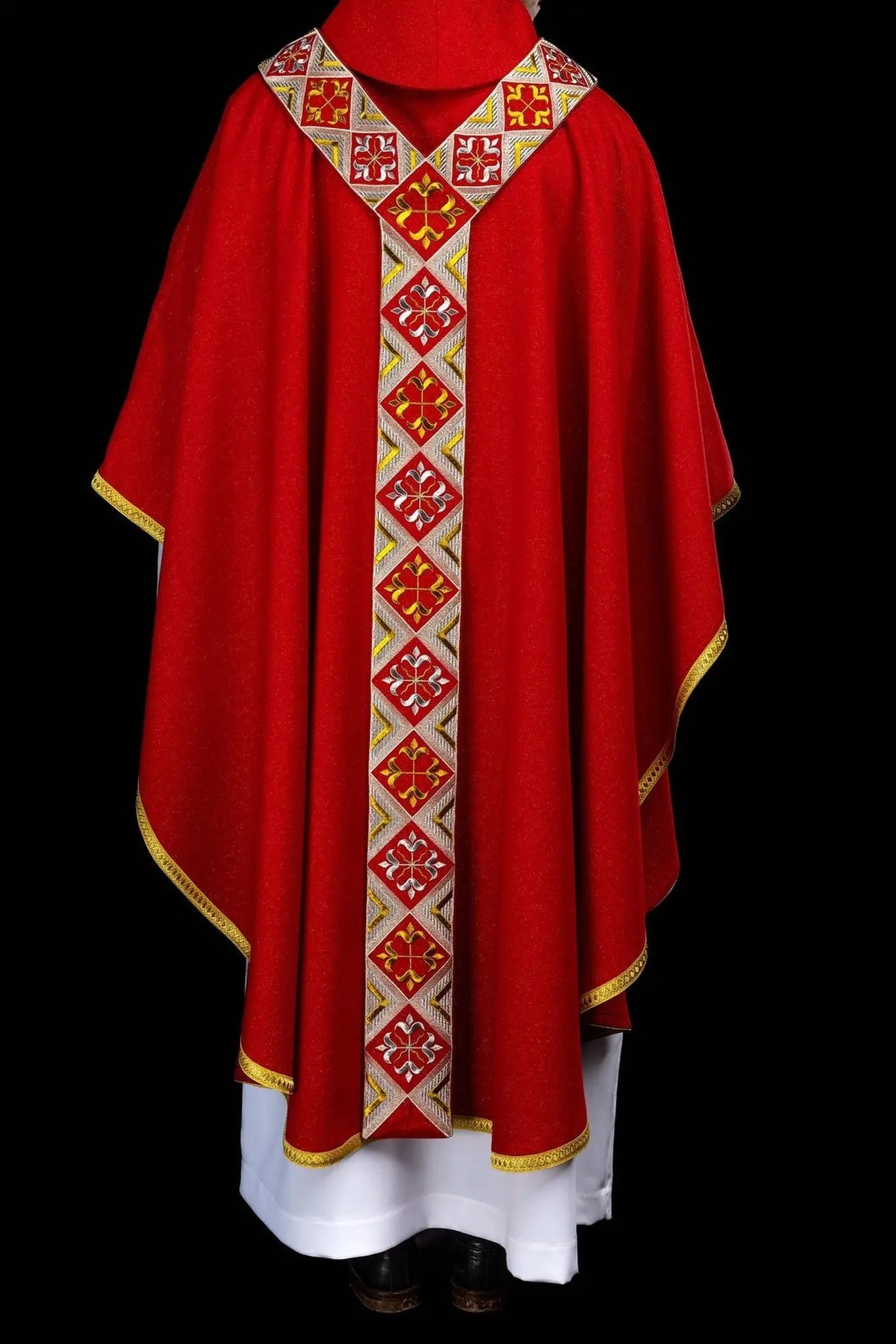 Conjunto de Casulla Roja con Orfray Bordado