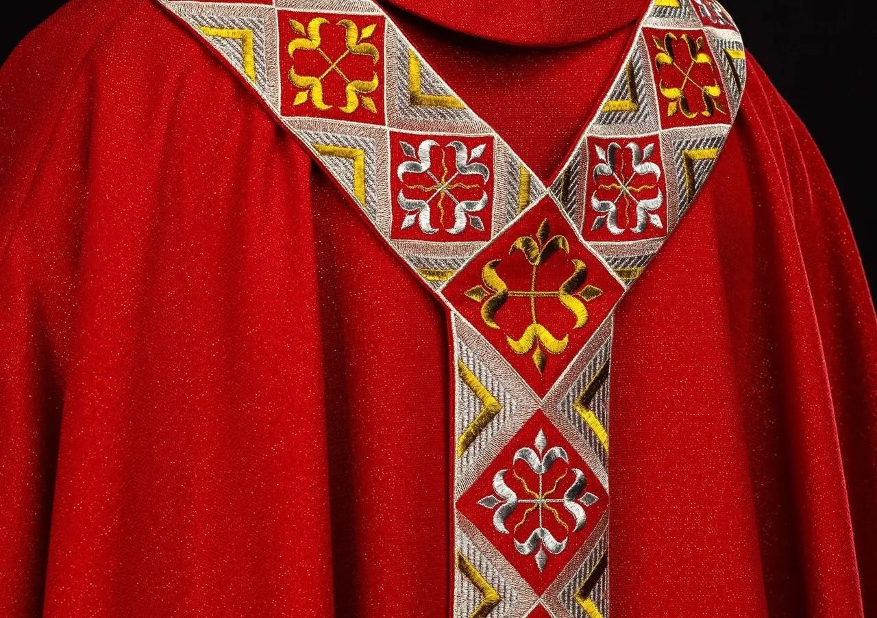 Conjunto de Casulla Roja con Orfray Bordado