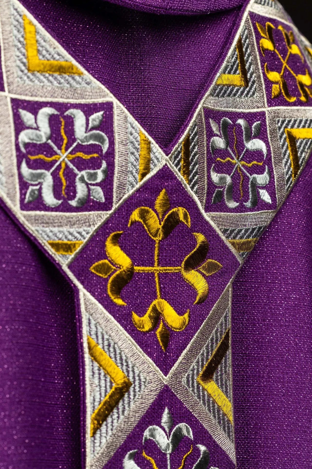 Conjunto de Casulla Morada con Orfray Bordado