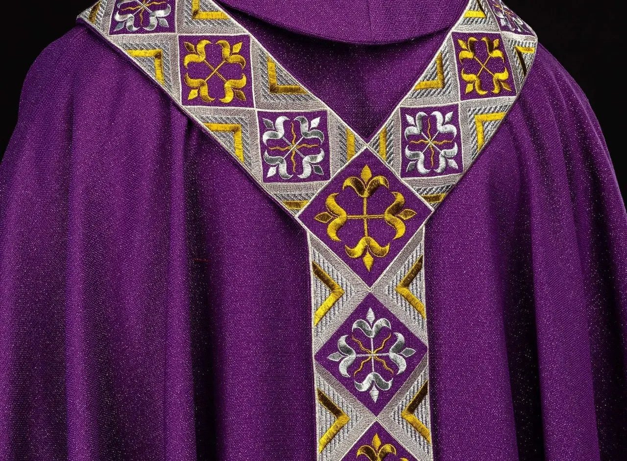 Conjunto de Casulla Morada con Orfray Bordado
