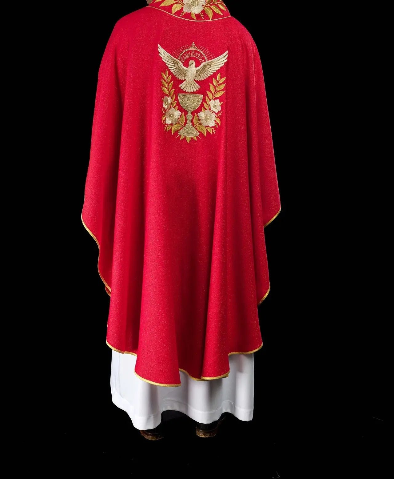 Casulla roja con cuello bordado y símbolo del Espíritu Santo