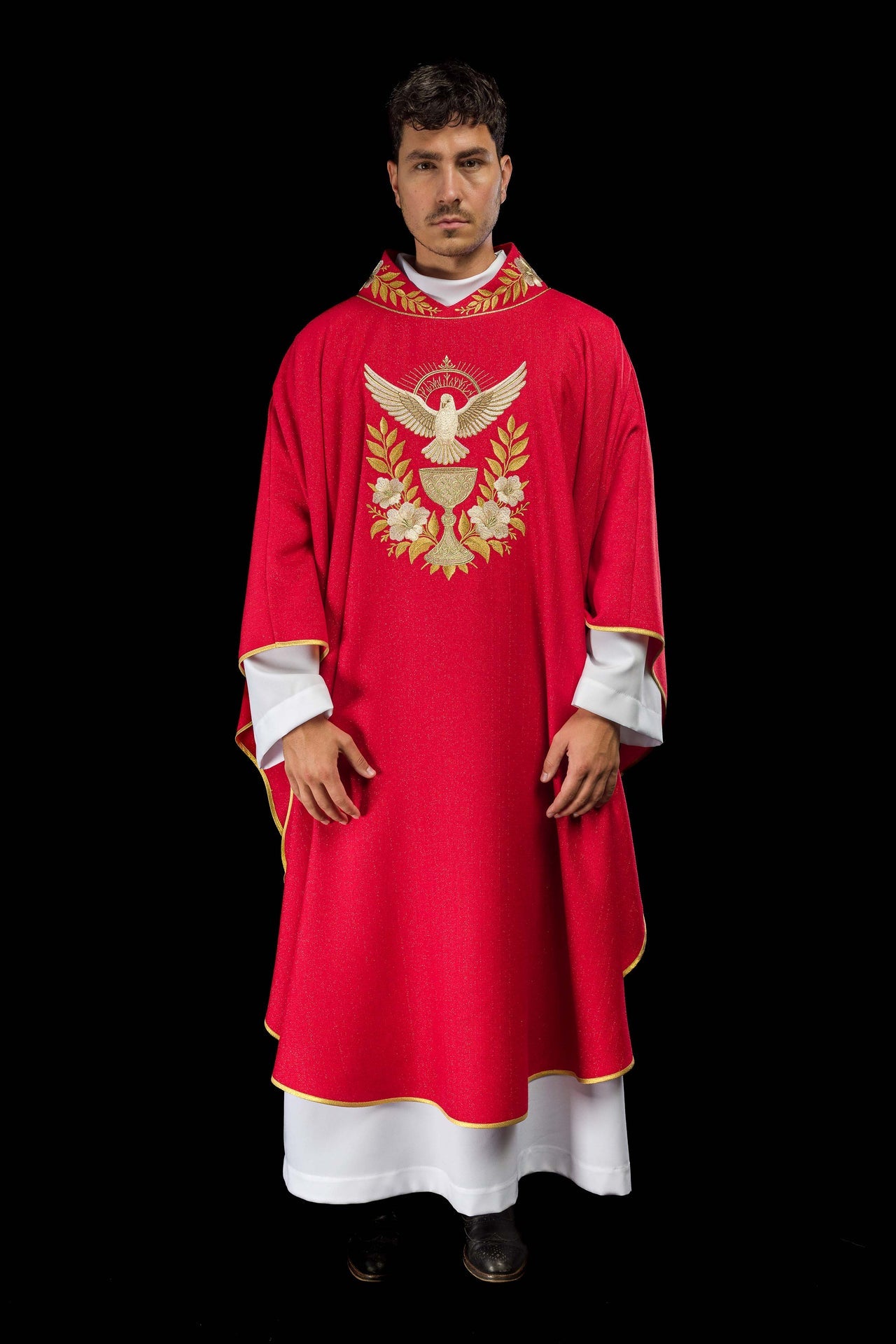 Czerwony ornat z haftowanym kołnierzem i symbolem Ducha Świętego - ORNATY.PL