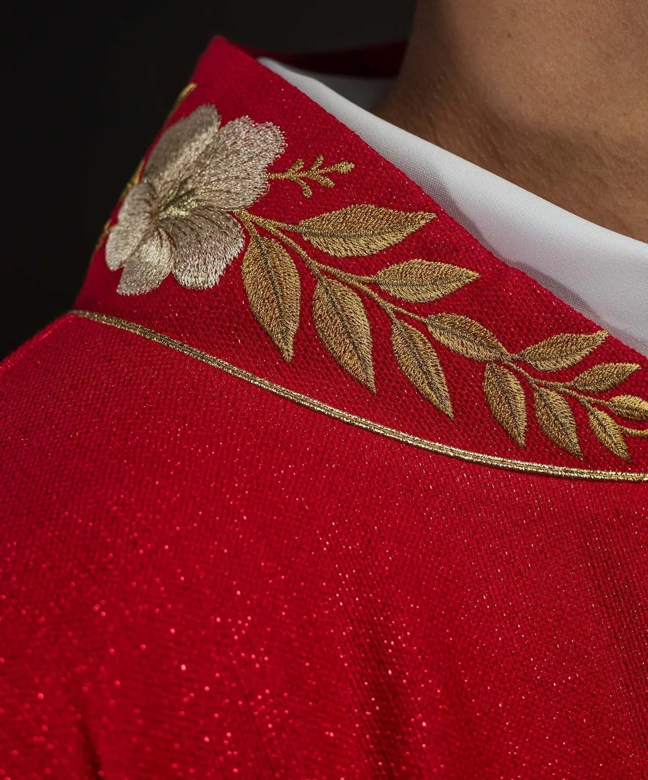 Casulla roja con cuello bordado y símbolo del Espíritu Santo