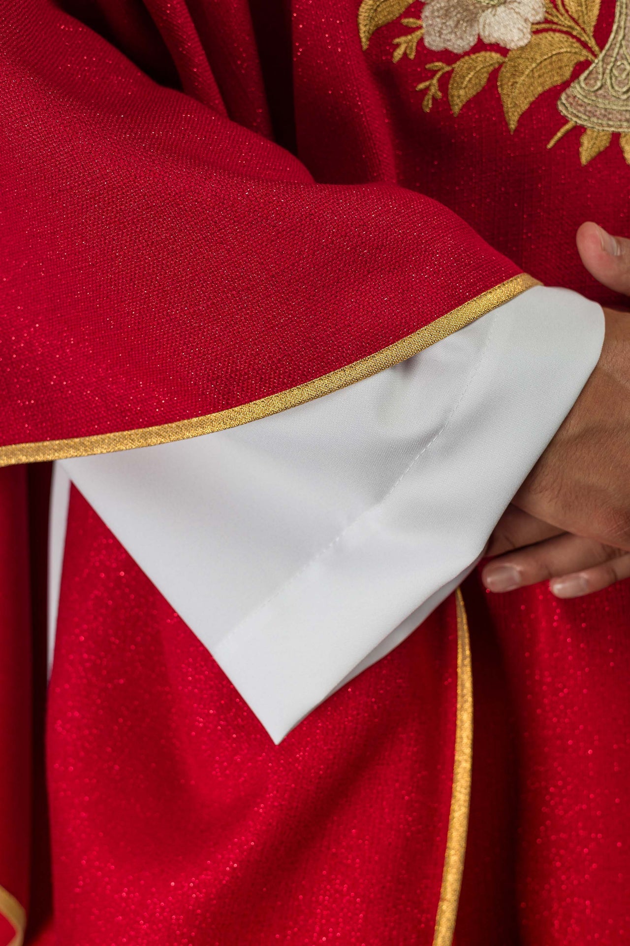 Czerwony ornat z haftowanym kołnierzem i symbolem Ducha Świętego - ORNATY.PL