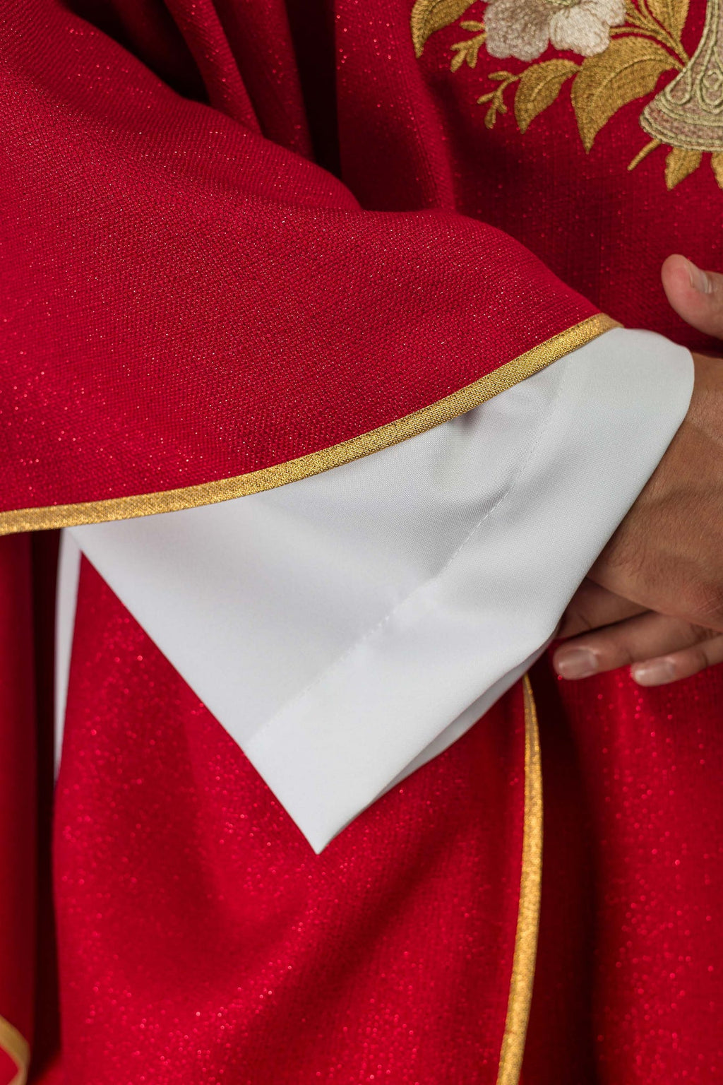 Casulla roja con cuello bordado y símbolo del Espíritu Santo