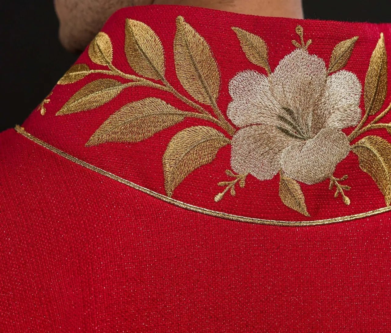 Casulla roja con cuello bordado y símbolo del Espíritu Santo