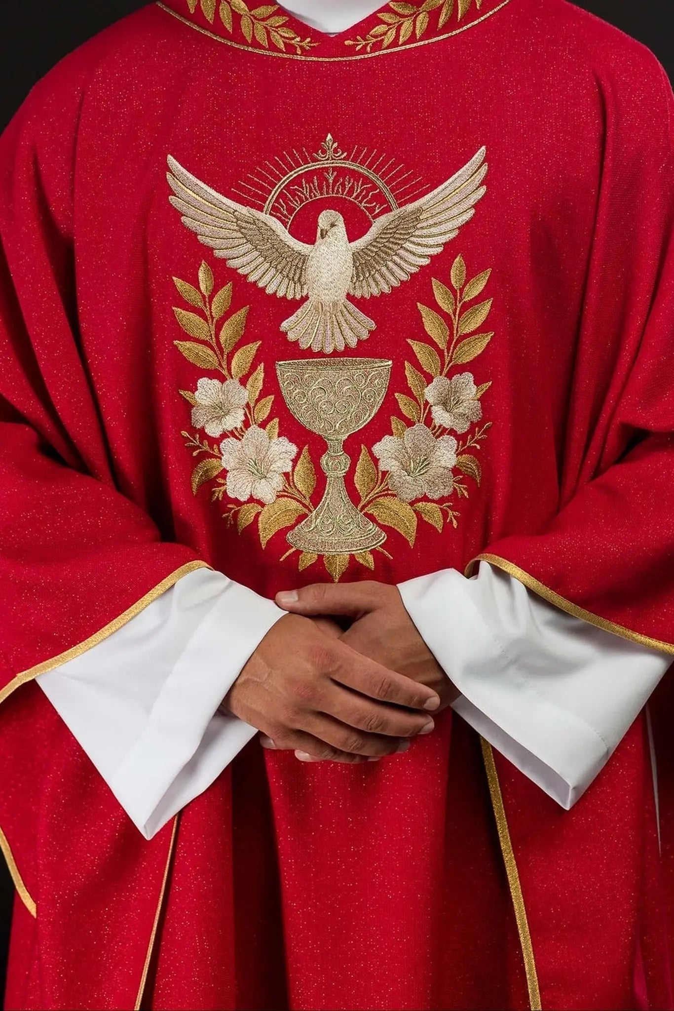 Casulla roja con cuello bordado y símbolo del Espíritu Santo