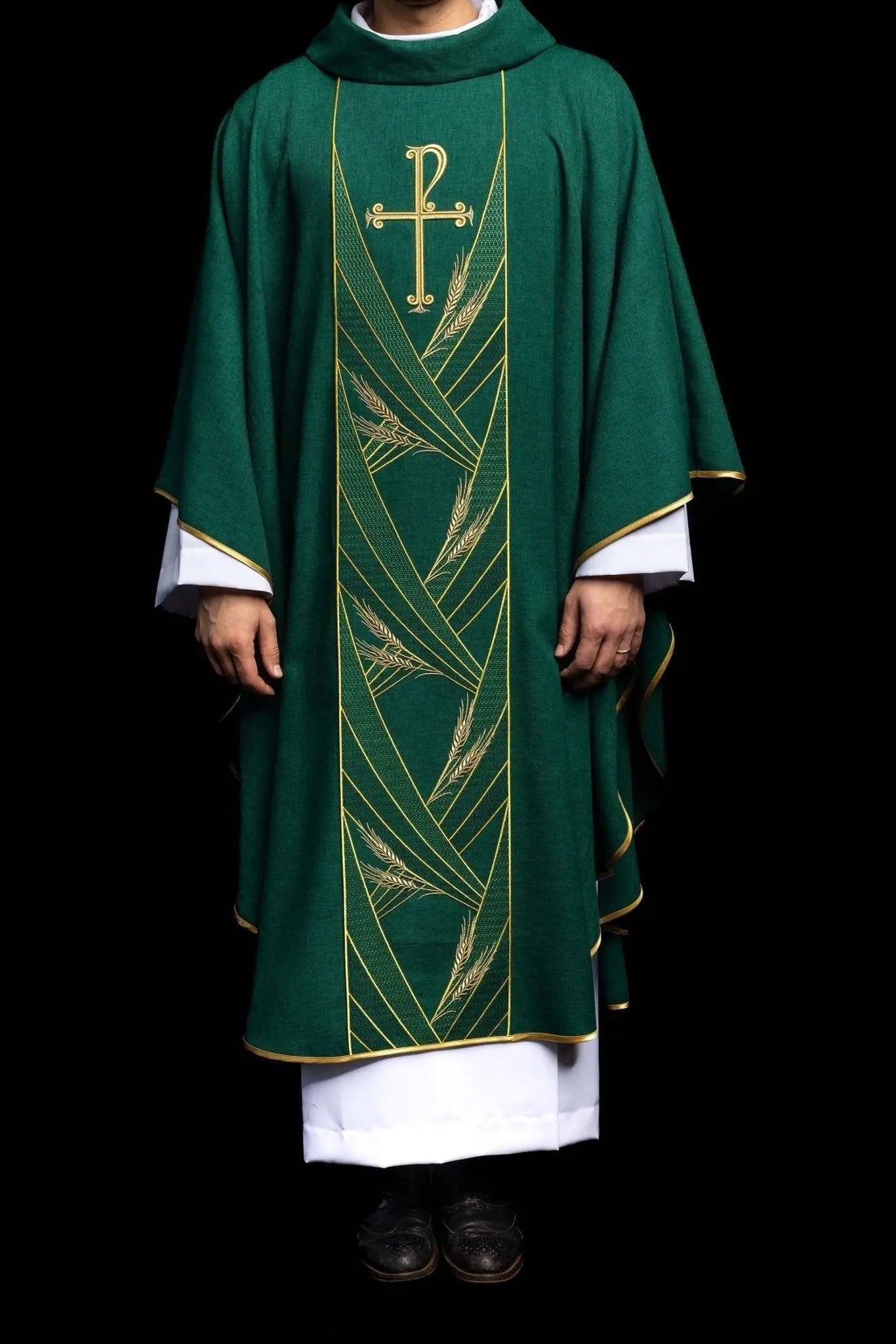 Casulla verde con banda PAX bordada
