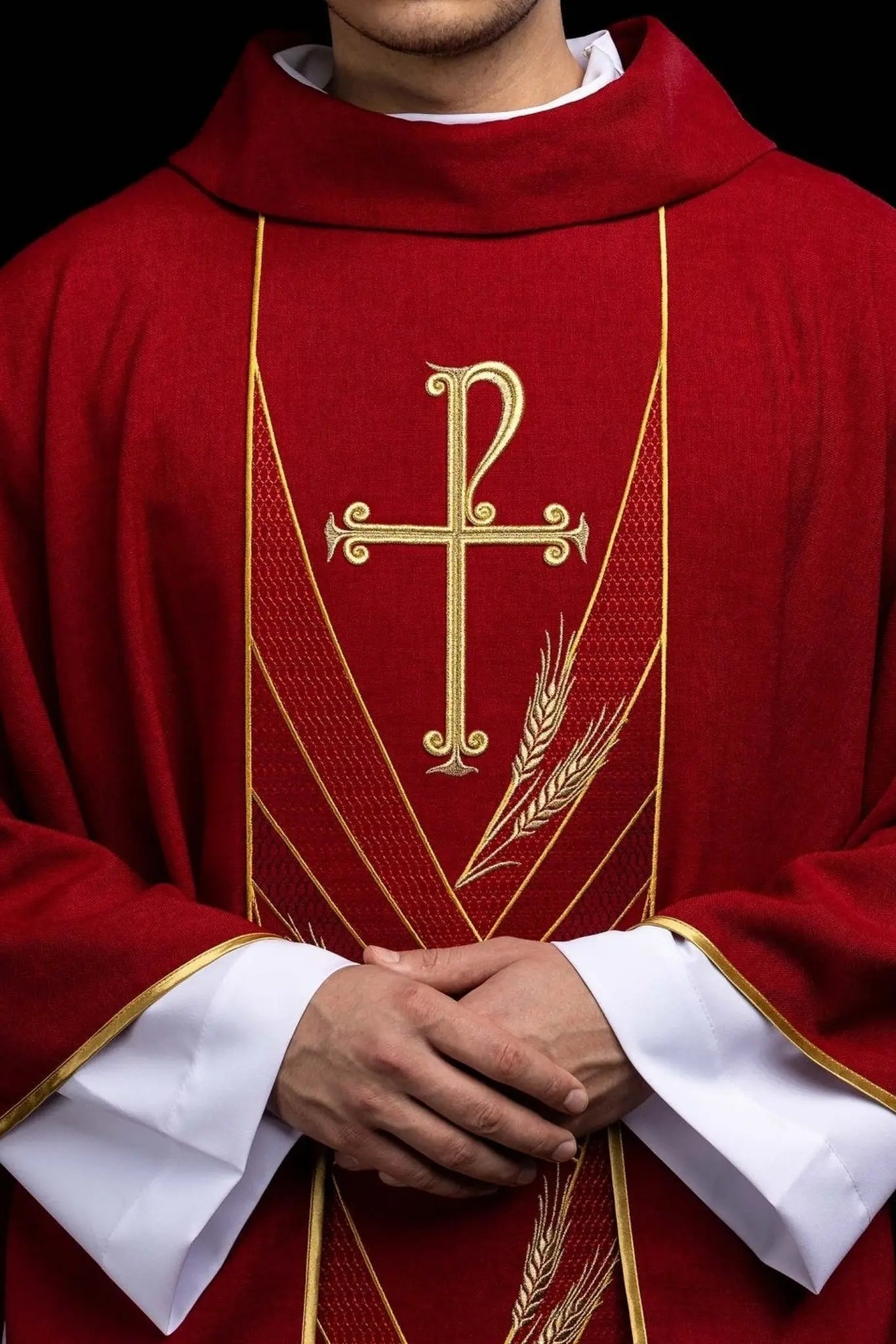 Casulla roja con banda PAX bordada