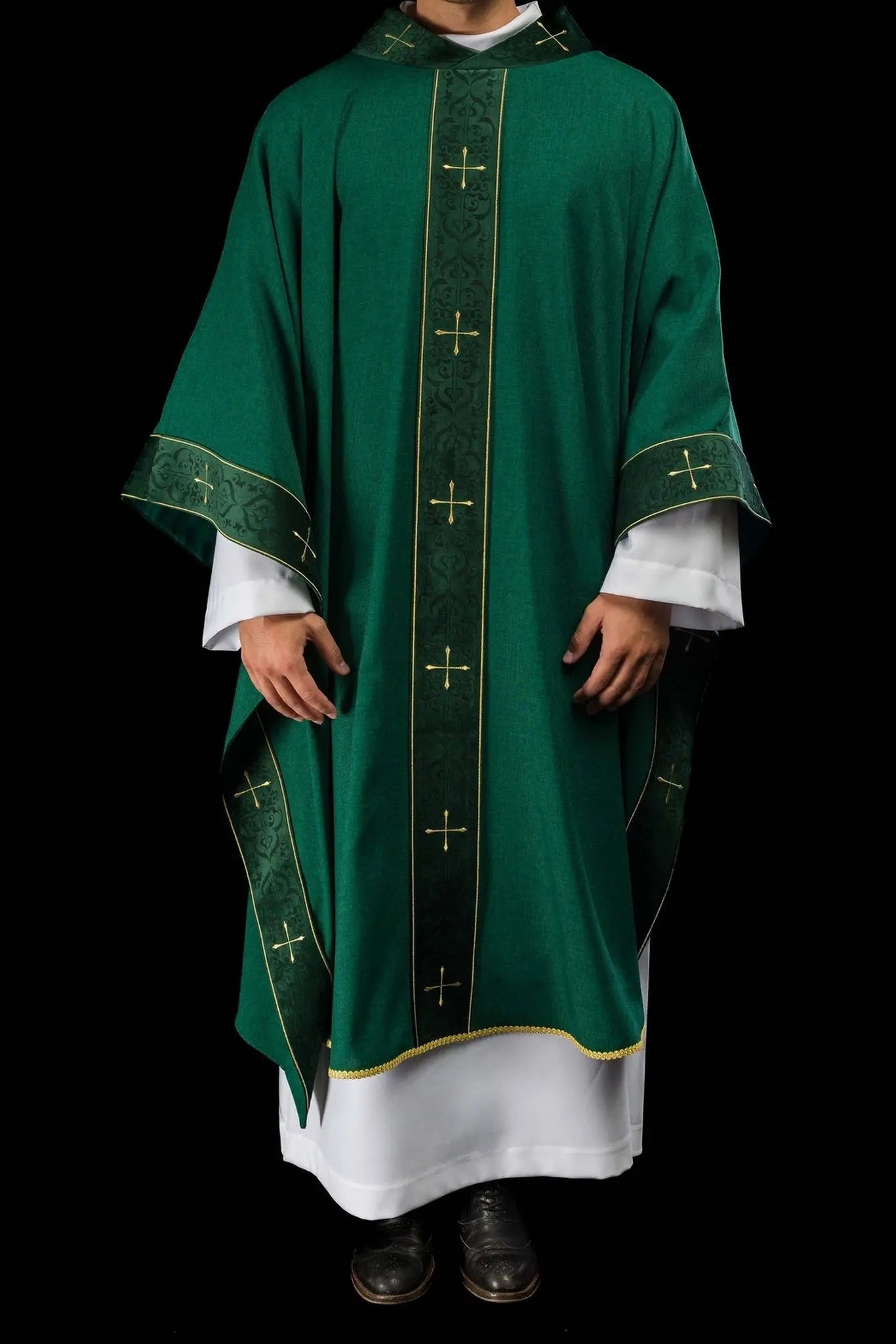 Casulla verde con banda bordada y cuello bordado con cruz