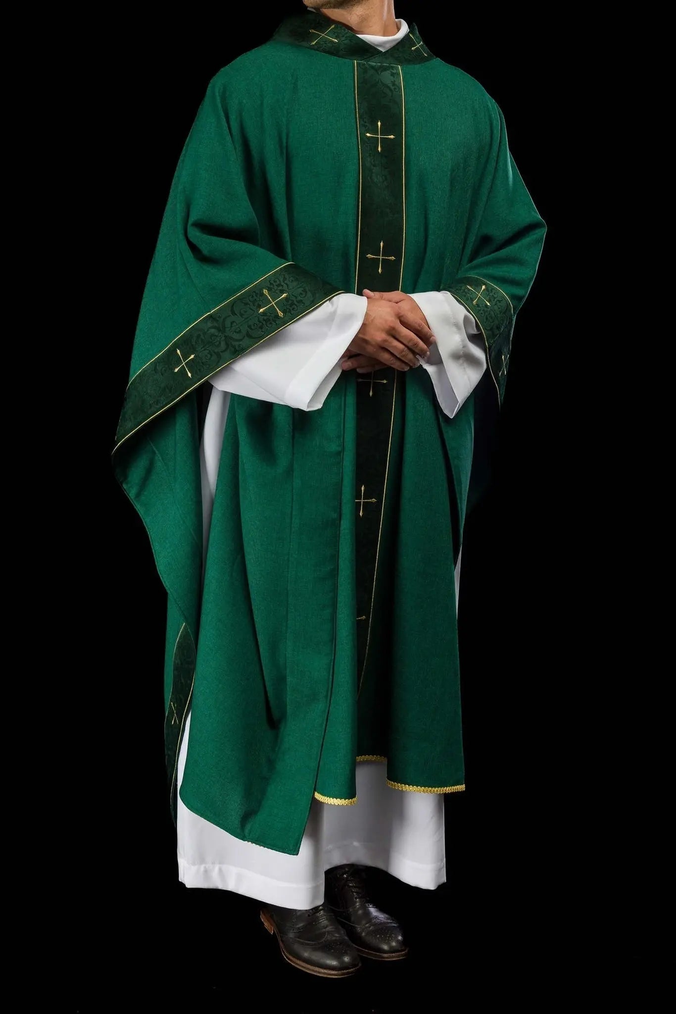 Casulla verde con banda bordada y cuello bordado con cruz