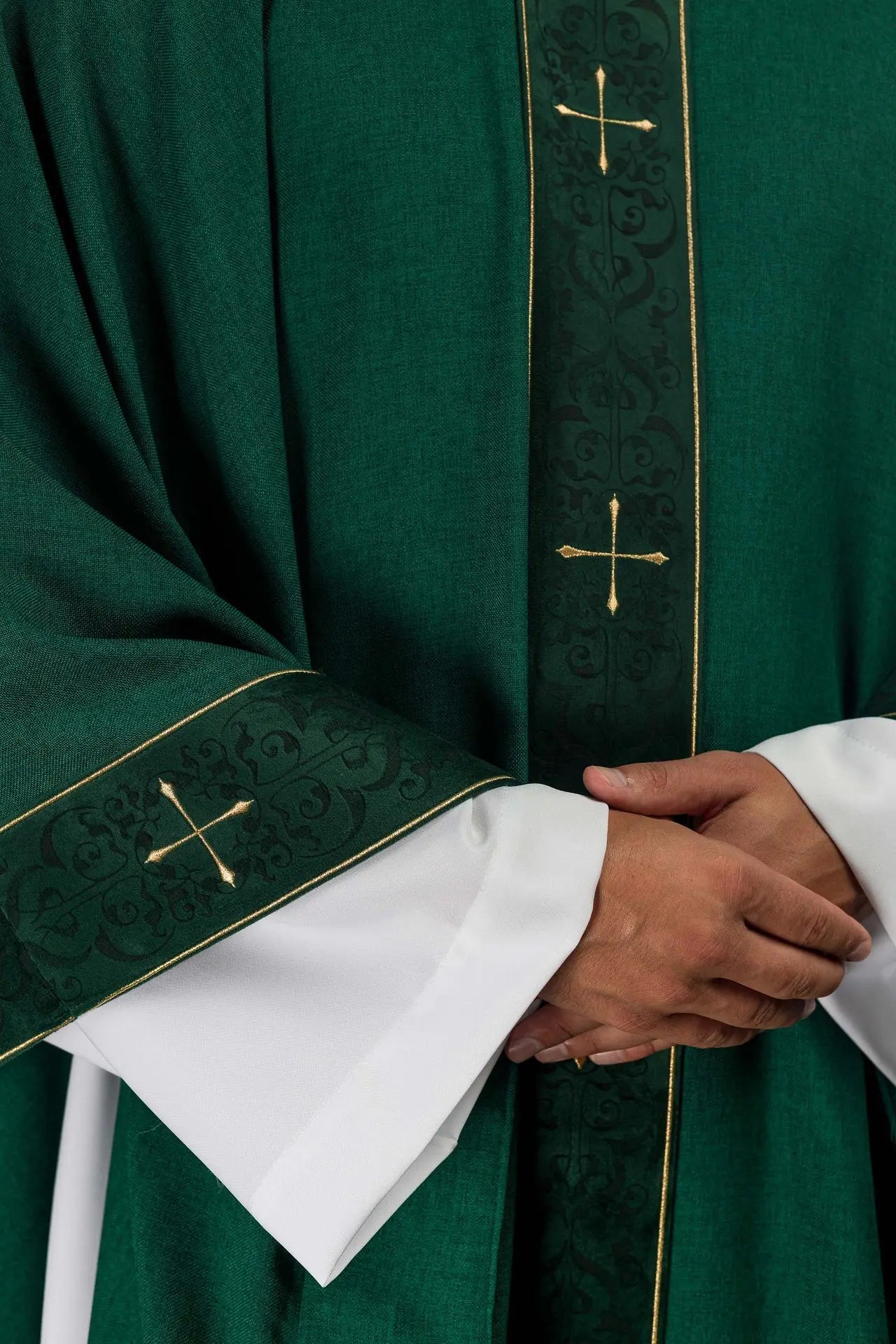Casulla verde con banda bordada y cuello bordado con cruz