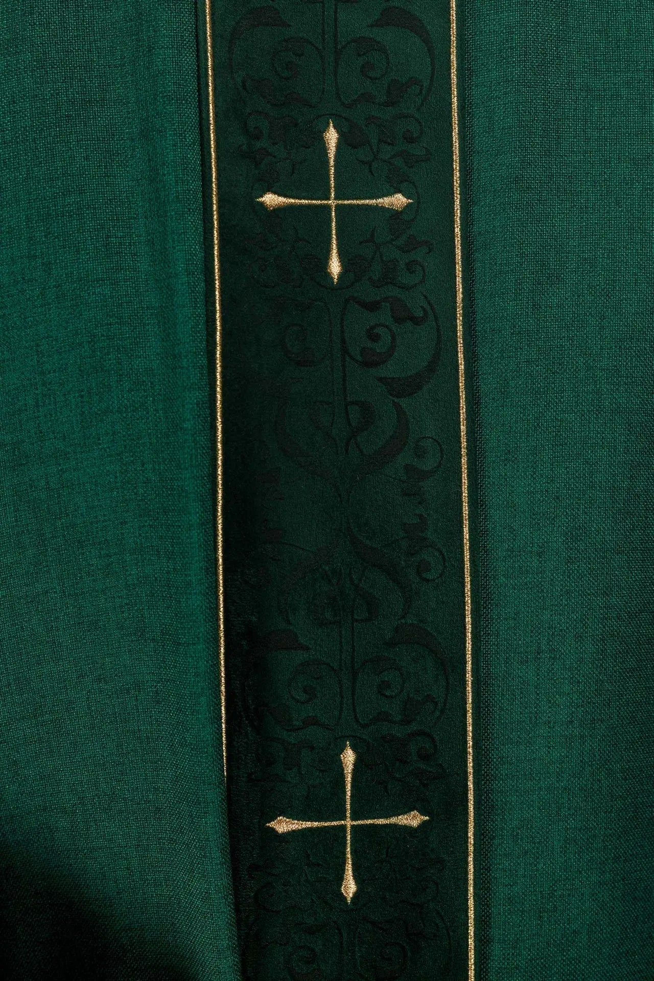 Casulla verde con banda bordada y cuello bordado con cruz