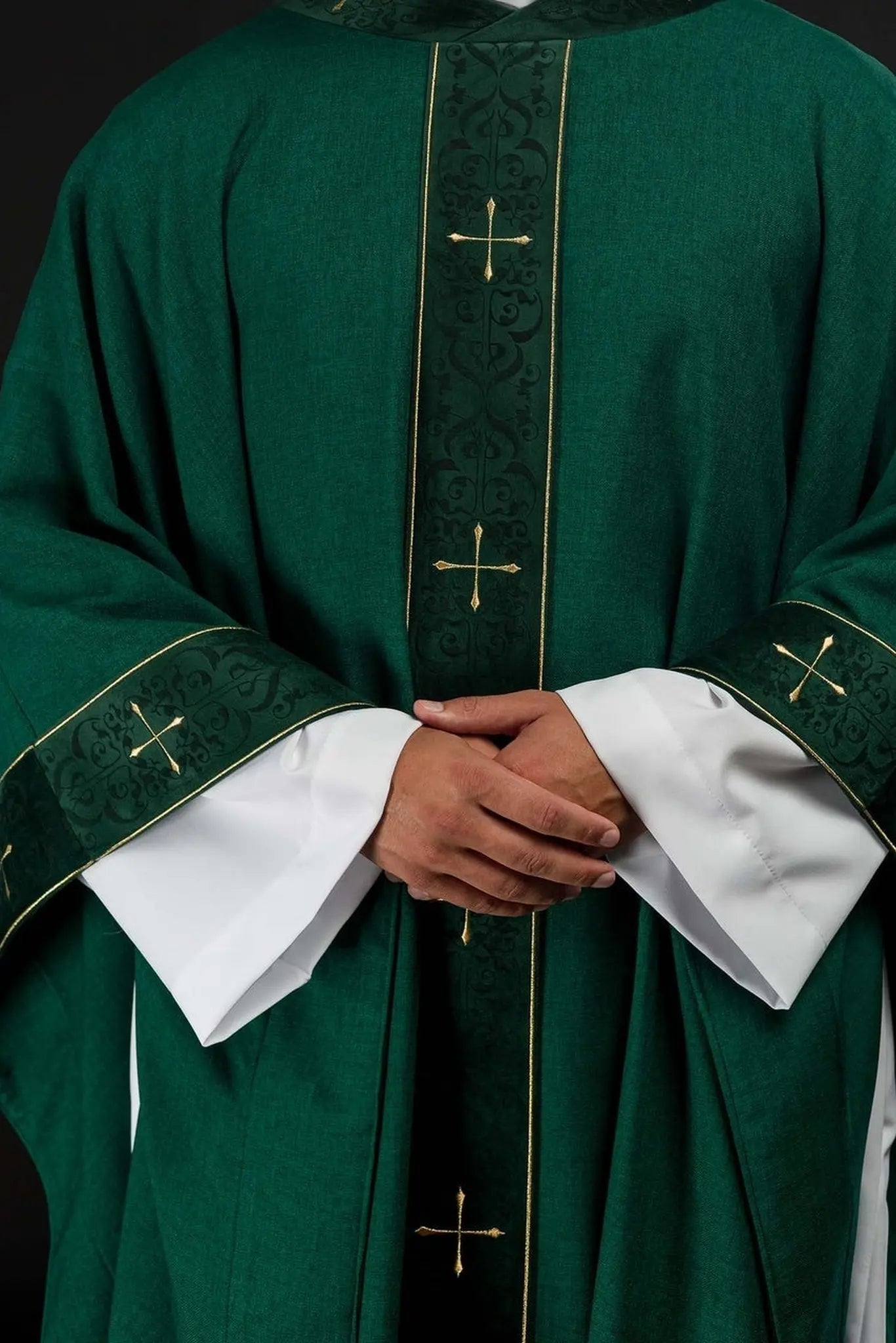 Casulla verde con banda bordada y cuello bordado con cruz
