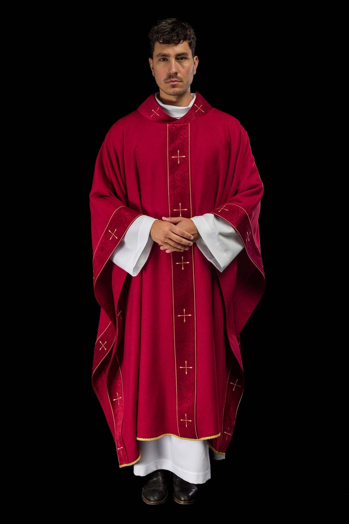 Ornat w kolorze czerwonym z haftowanym pasem i kołnierzem w krzyże - ORNATY.PL